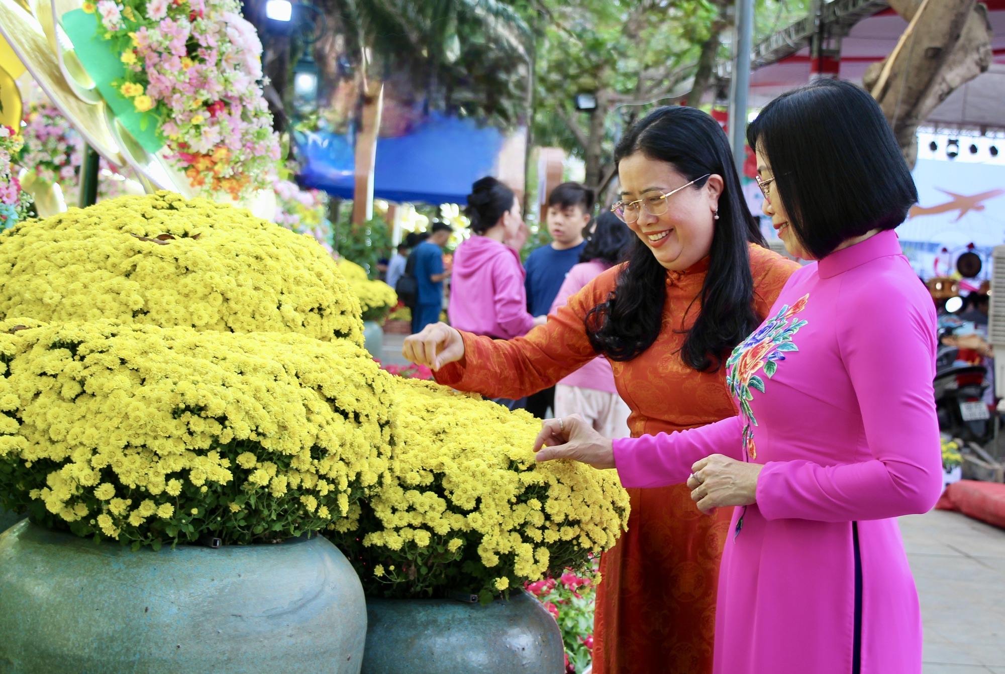 Cận cảnh đường hoa ven s&ocirc;ng Đồng Nai 'vạn người m&ecirc;' - Ảnh 6.