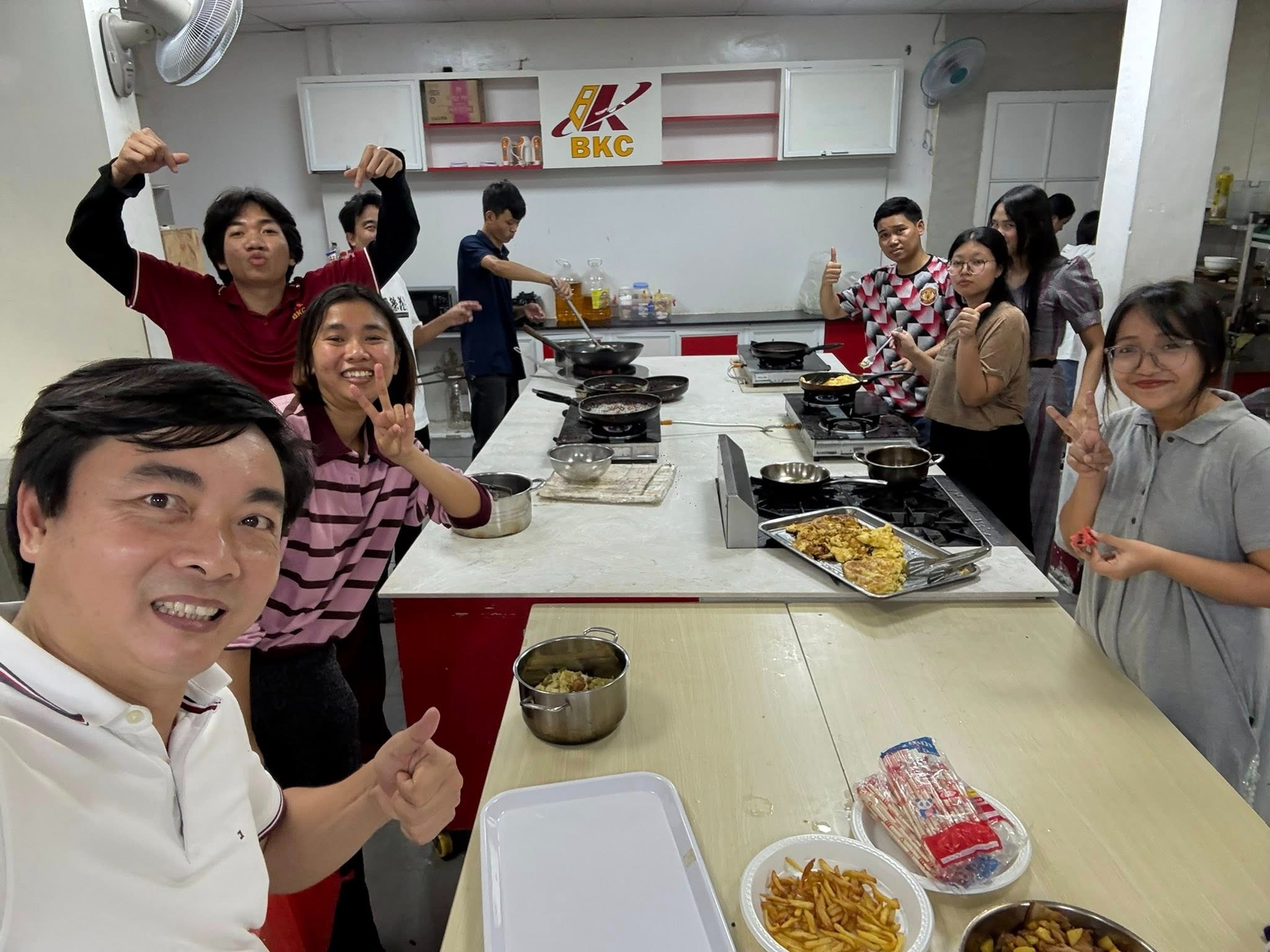 Thầy hiệu trưởng v&agrave;o bếp nấu ăn, đ&oacute;n giao thừa c&ugrave;ng sinh vi&ecirc;n - Ảnh 1.