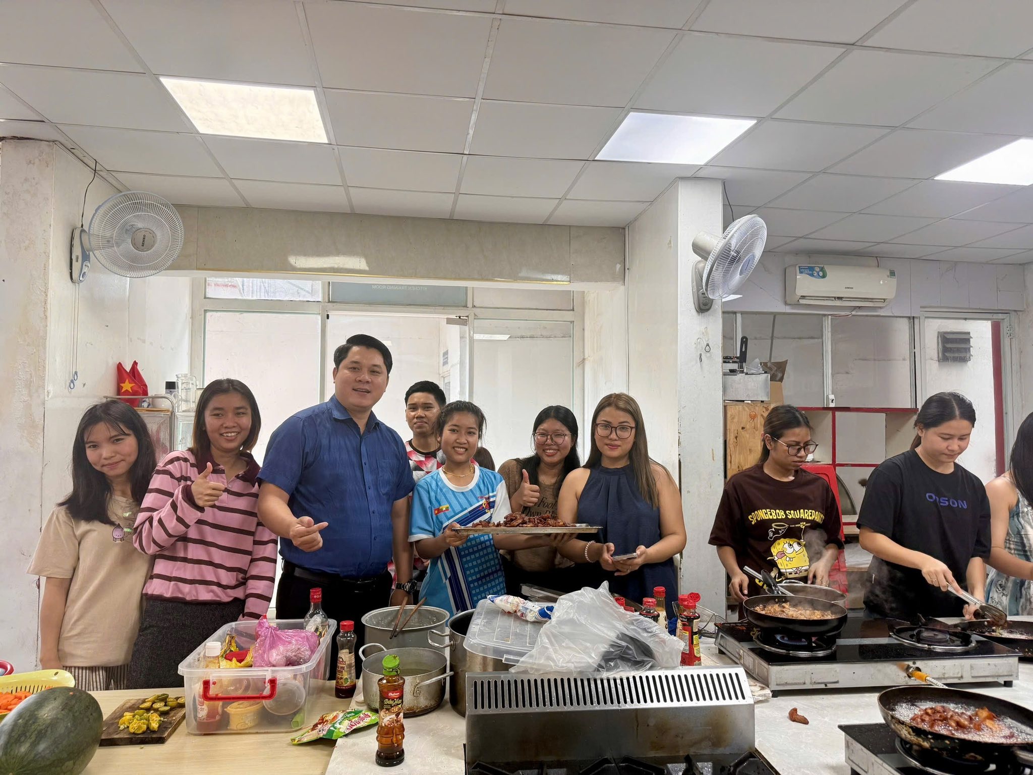 Thầy hiệu trưởng v&agrave;o bếp nấu ăn, đ&oacute;n giao thừa c&ugrave;ng sinh vi&ecirc;n - Ảnh 2.