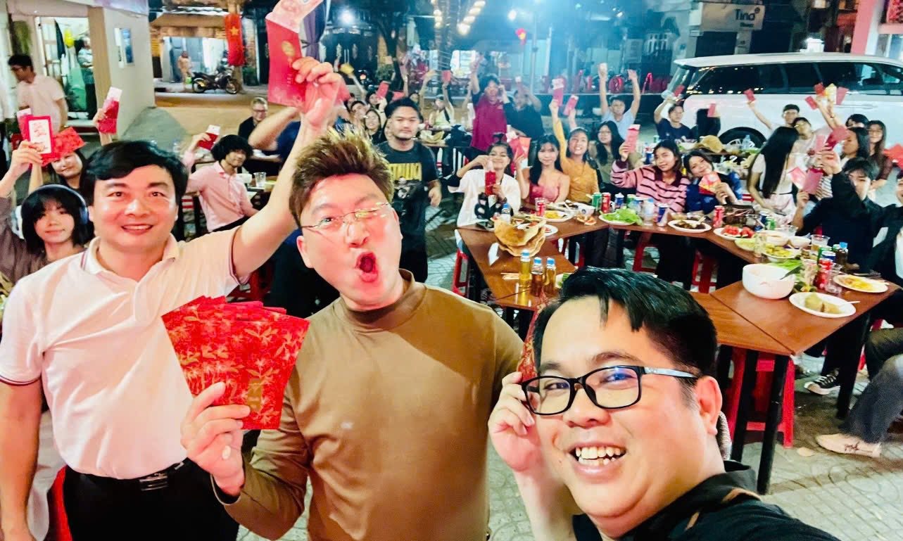 Thầy hiệu trưởng v&agrave;o bếp nấu ăn, đ&oacute;n giao thừa c&ugrave;ng sinh vi&ecirc;n - Ảnh 5.