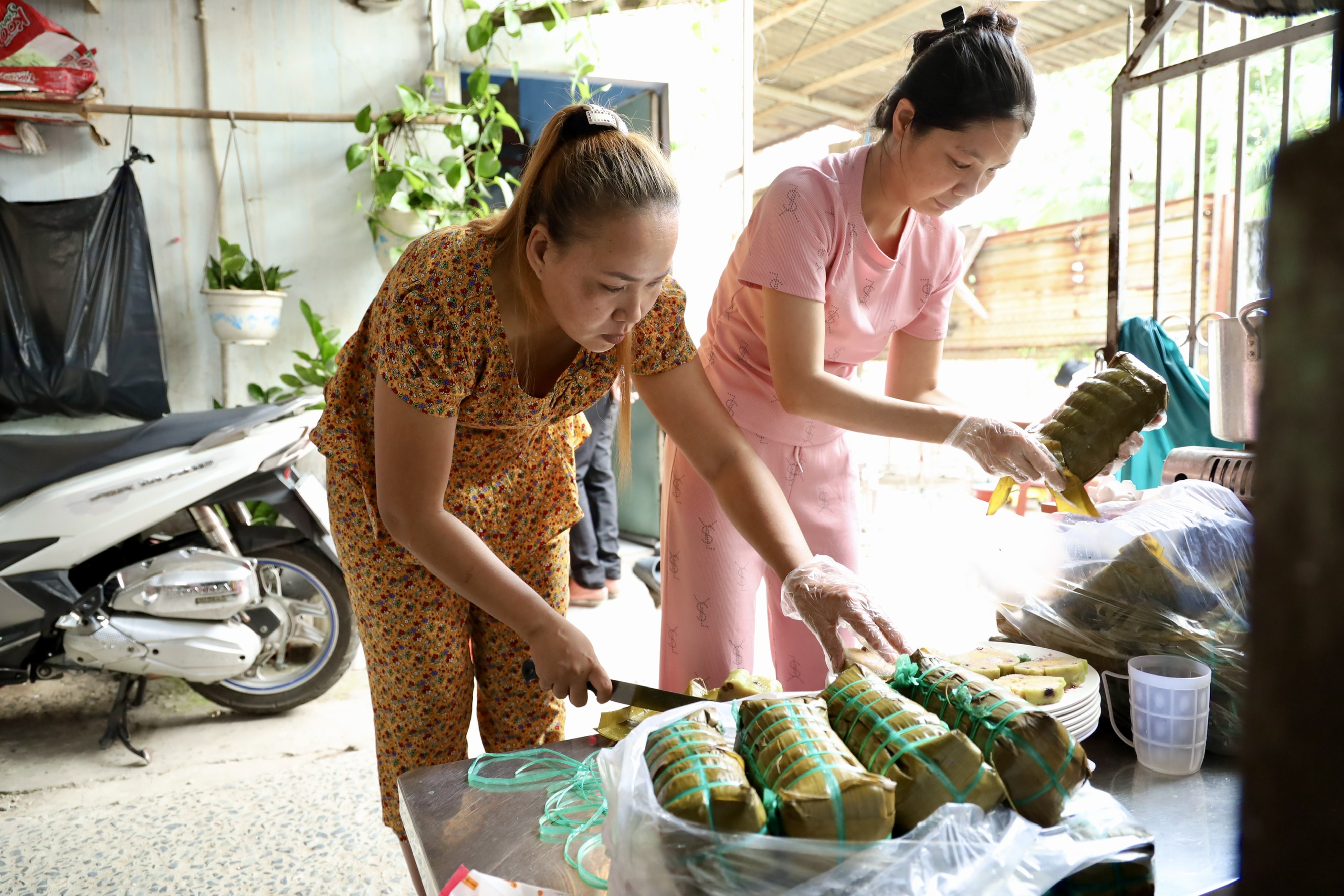 C&ocirc;ng nh&acirc;n vui Tết: Sum vầy theo những c&aacute;ch kh&aacute;c nhau - Ảnh 13.