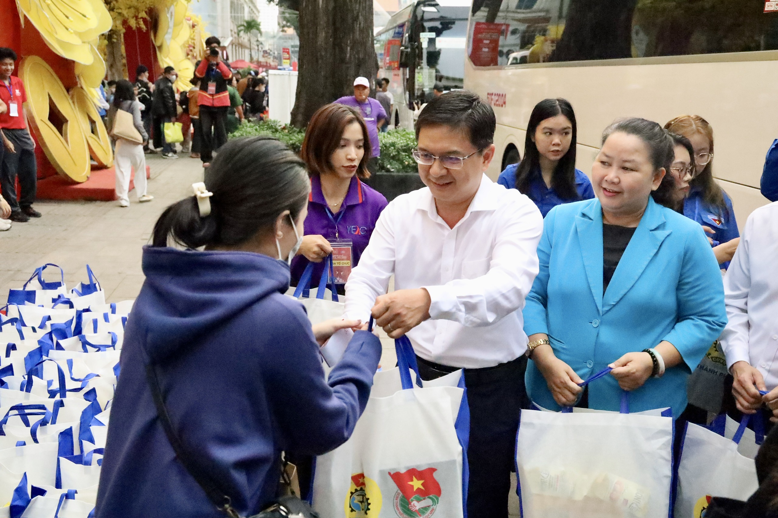 C&ocirc;ng nh&acirc;n vui Tết: Sum vầy theo những c&aacute;ch kh&aacute;c nhau - Ảnh 5.