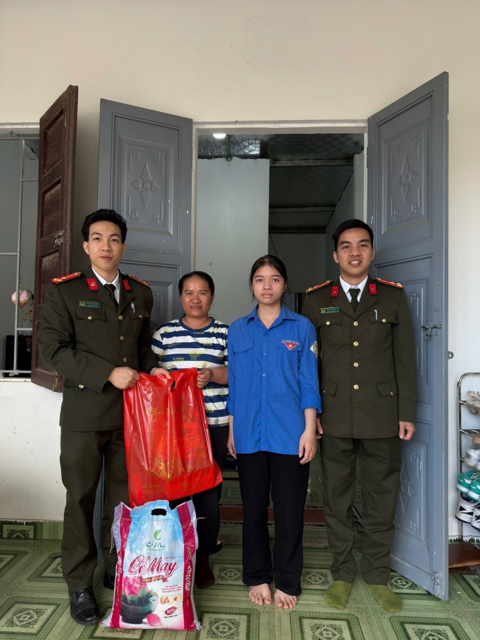 Hơn 10.000 suất quà Tết đến tay người khó khăn ở Quảng Trị - Ảnh 16.