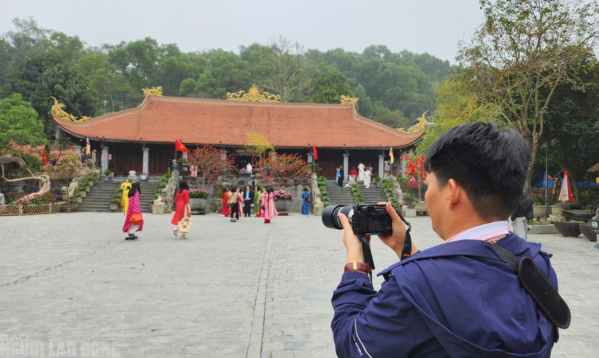 Ng&ocirc;i ch&ugrave;a cổ ở Thanh H&oacute;a h&uacute;t kh&aacute;ch tới check-in ảnh Tết - Ảnh 1.