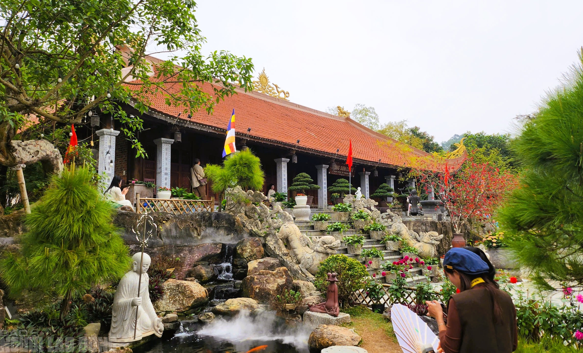 Ng&ocirc;i ch&ugrave;a cổ ở Thanh H&oacute;a h&uacute;t kh&aacute;ch tới check-in ảnh Tết - Ảnh 2.