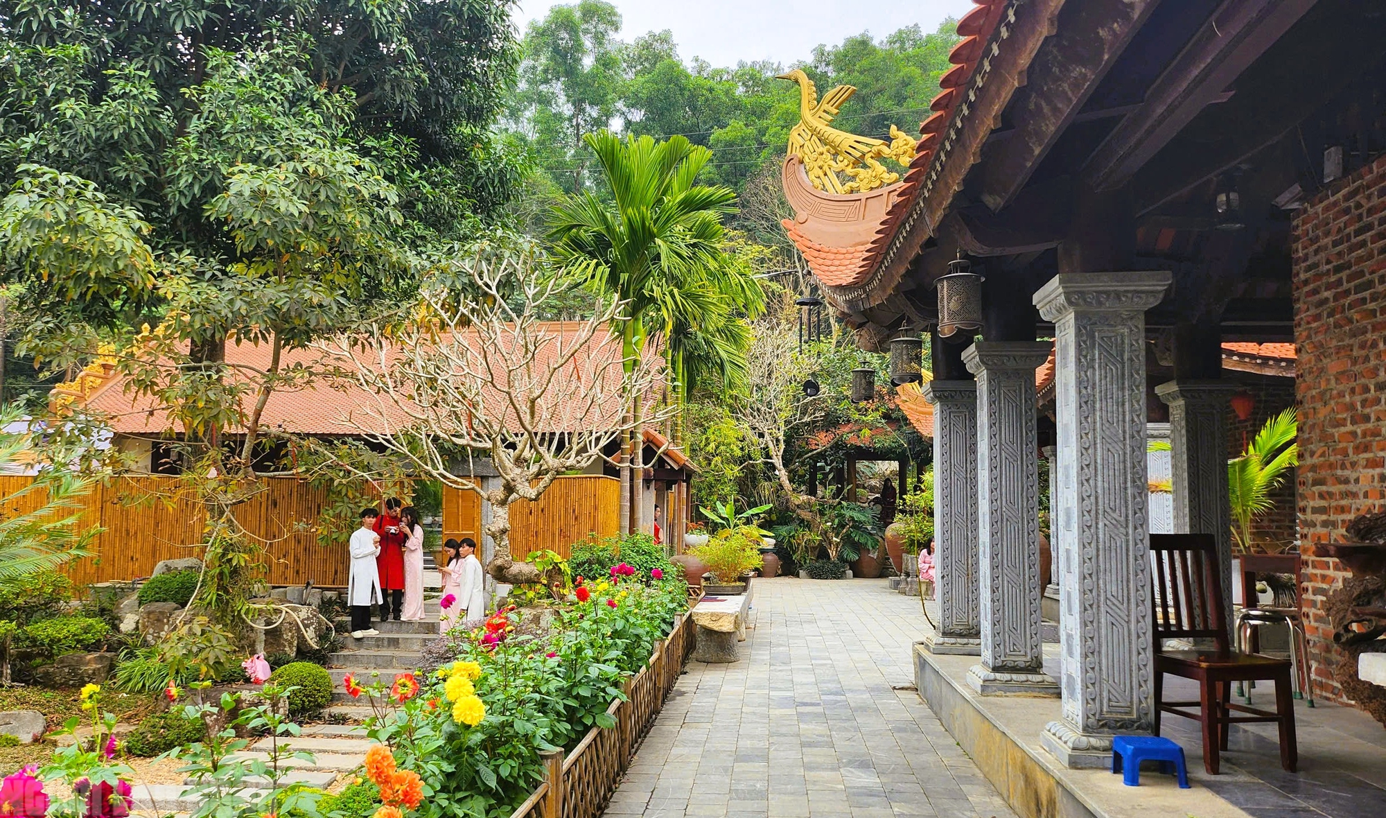 Ng&ocirc;i ch&ugrave;a cổ ở Thanh H&oacute;a h&uacute;t kh&aacute;ch tới check-in ảnh Tết - Ảnh 3.