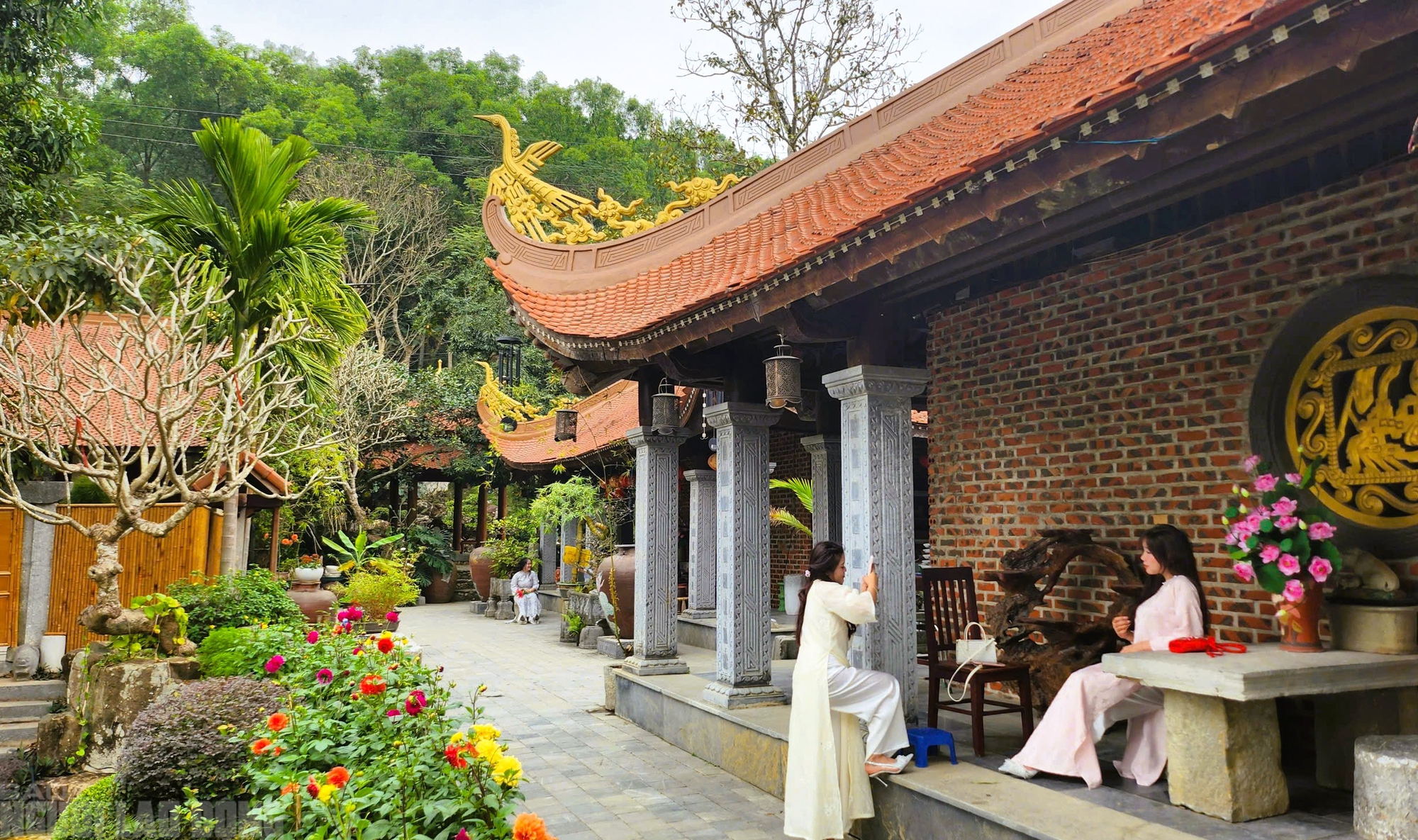 Ng&ocirc;i ch&ugrave;a cổ ở Thanh H&oacute;a h&uacute;t kh&aacute;ch tới check-in ảnh Tết - Ảnh 6.