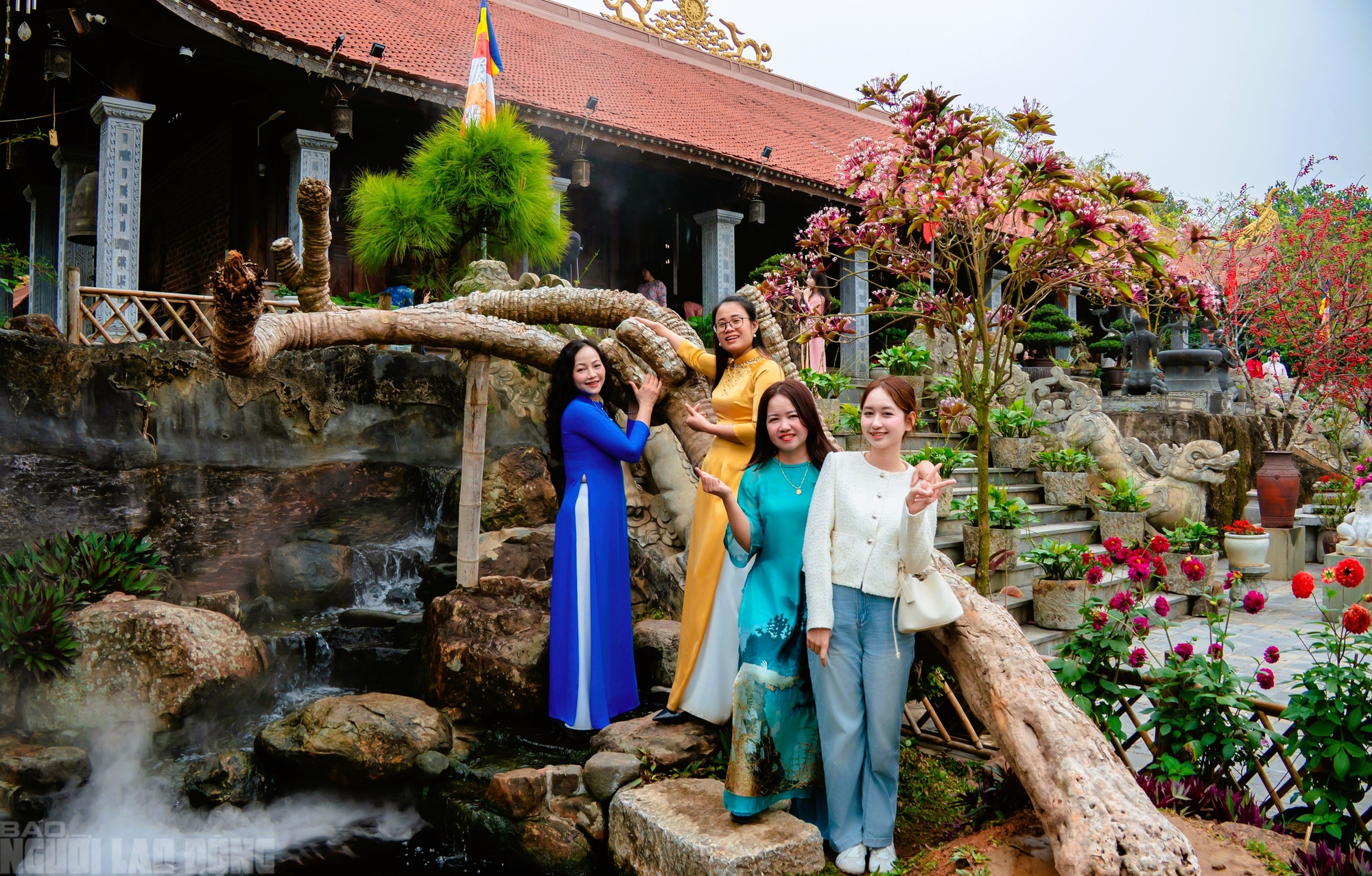 Ng&ocirc;i ch&ugrave;a cổ ở Thanh H&oacute;a h&uacute;t kh&aacute;ch tới check-in ảnh Tết - Ảnh 7.