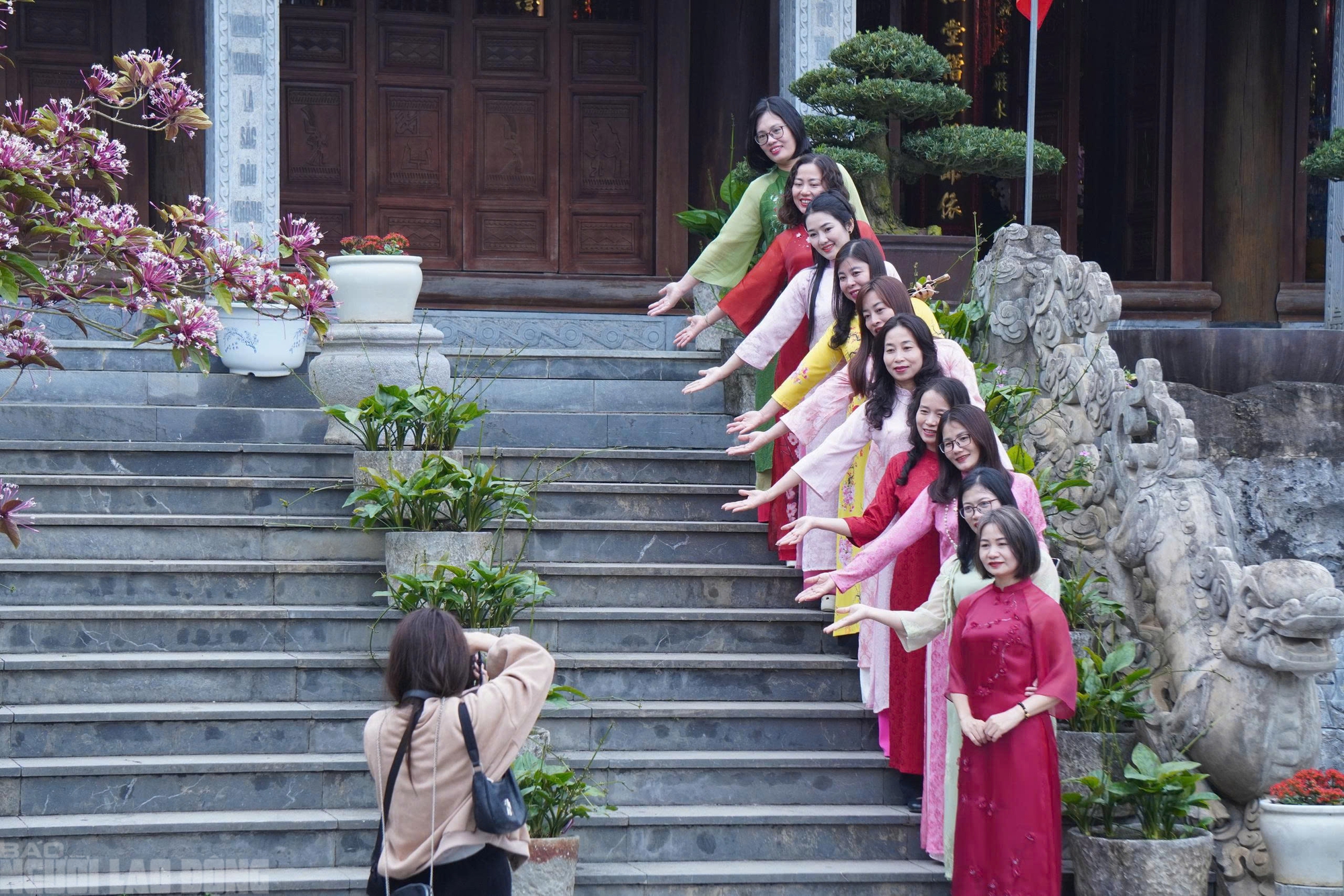 Ng&ocirc;i ch&ugrave;a cổ ở Thanh H&oacute;a h&uacute;t kh&aacute;ch tới check-in ảnh Tết - Ảnh 8.