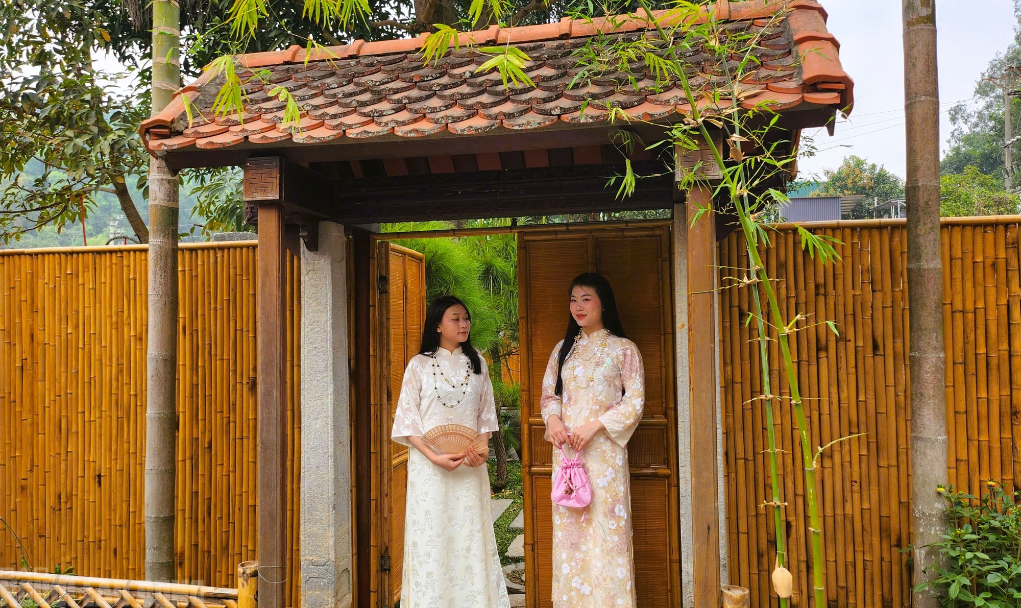 Ng&ocirc;i ch&ugrave;a cổ ở Thanh H&oacute;a h&uacute;t kh&aacute;ch tới check-in ảnh Tết - Ảnh 9.