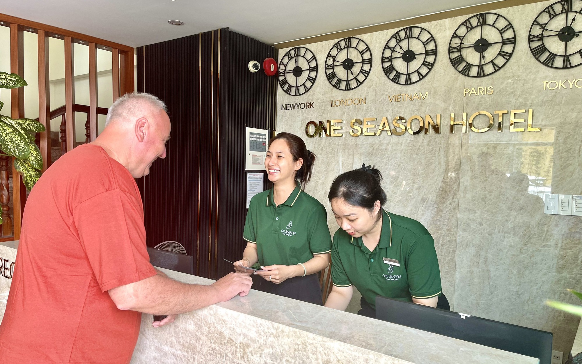 M&ugrave;a xu&acirc;n tr&ecirc;n đại c&ocirc;ng trường Cảng h&agrave;ng kh&ocirc;ng Ph&ugrave; C&aacute;t - Ảnh 3.