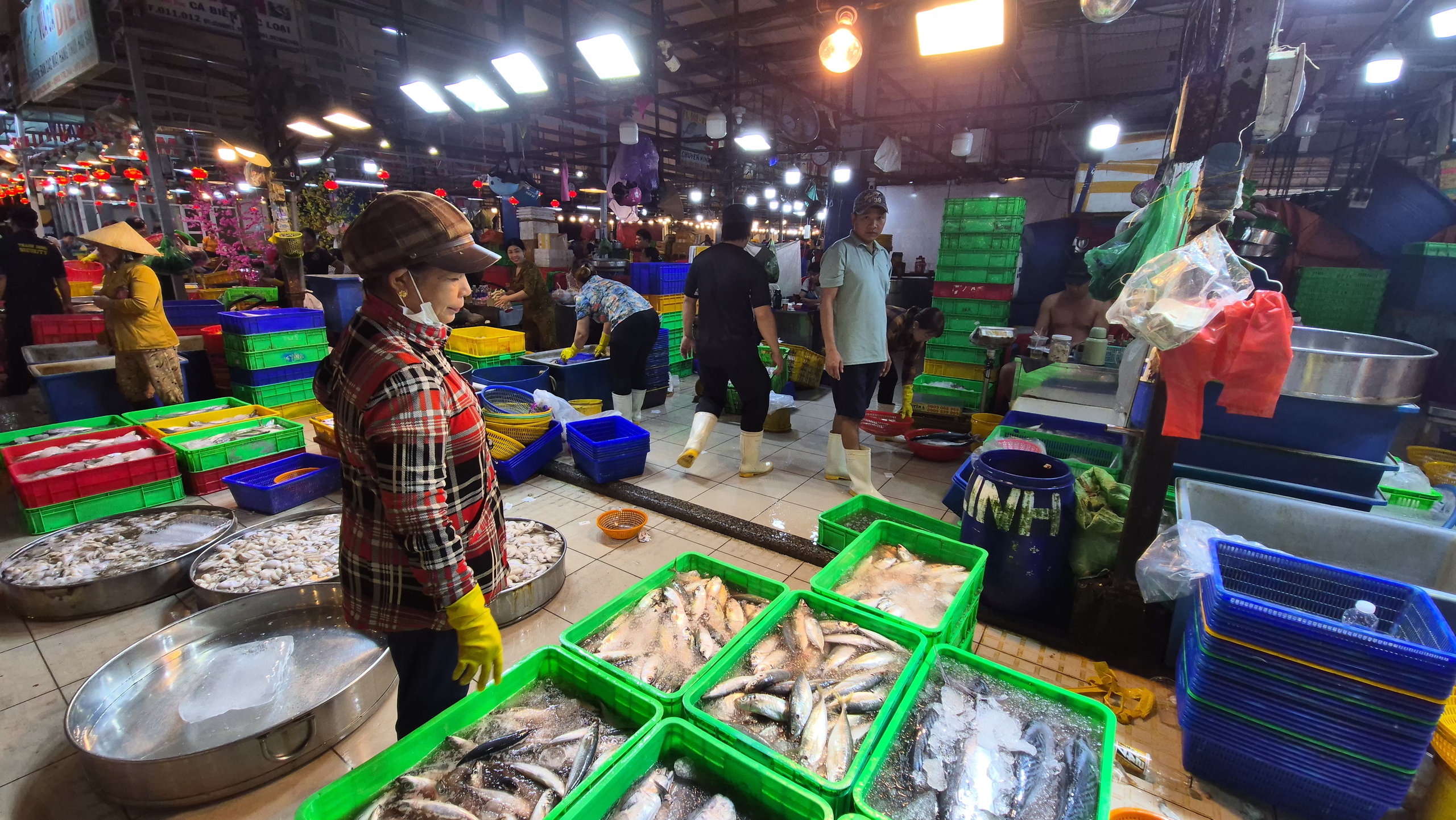 Chợ 29 Tết 2026: Hàng hóa khan hiếm , siêu thị mở cửa đến 20 giờ đêm - Ảnh 4.