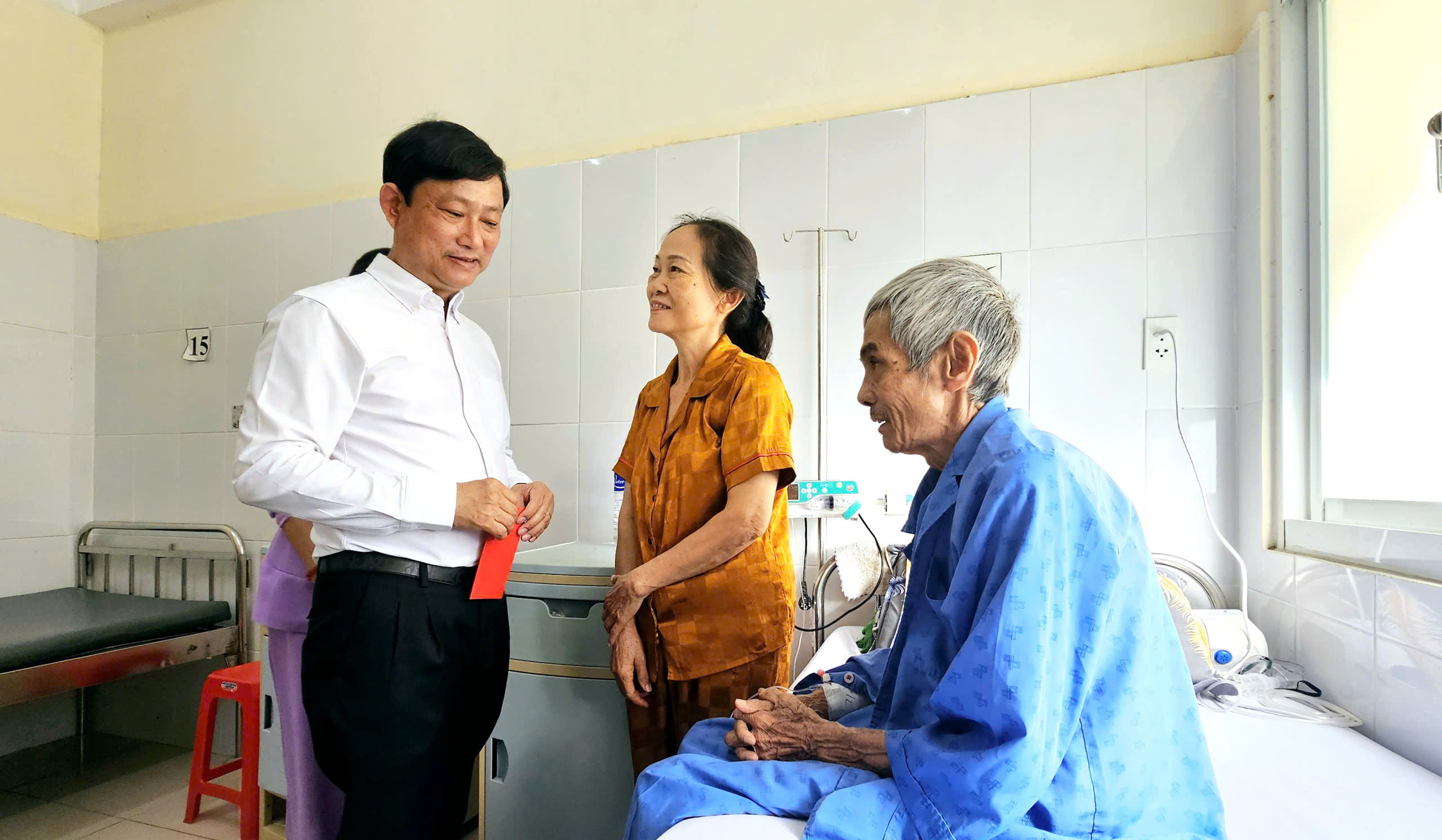 Ph&oacute; B&iacute; thư Th&agrave;nh ủy TPHCM V&otilde; Văn Minh thăm c&ocirc;ng nh&acirc;n v&agrave; bệnh nh&acirc;n ngh&egrave;o dịp Tết 2026 - Ảnh 9.