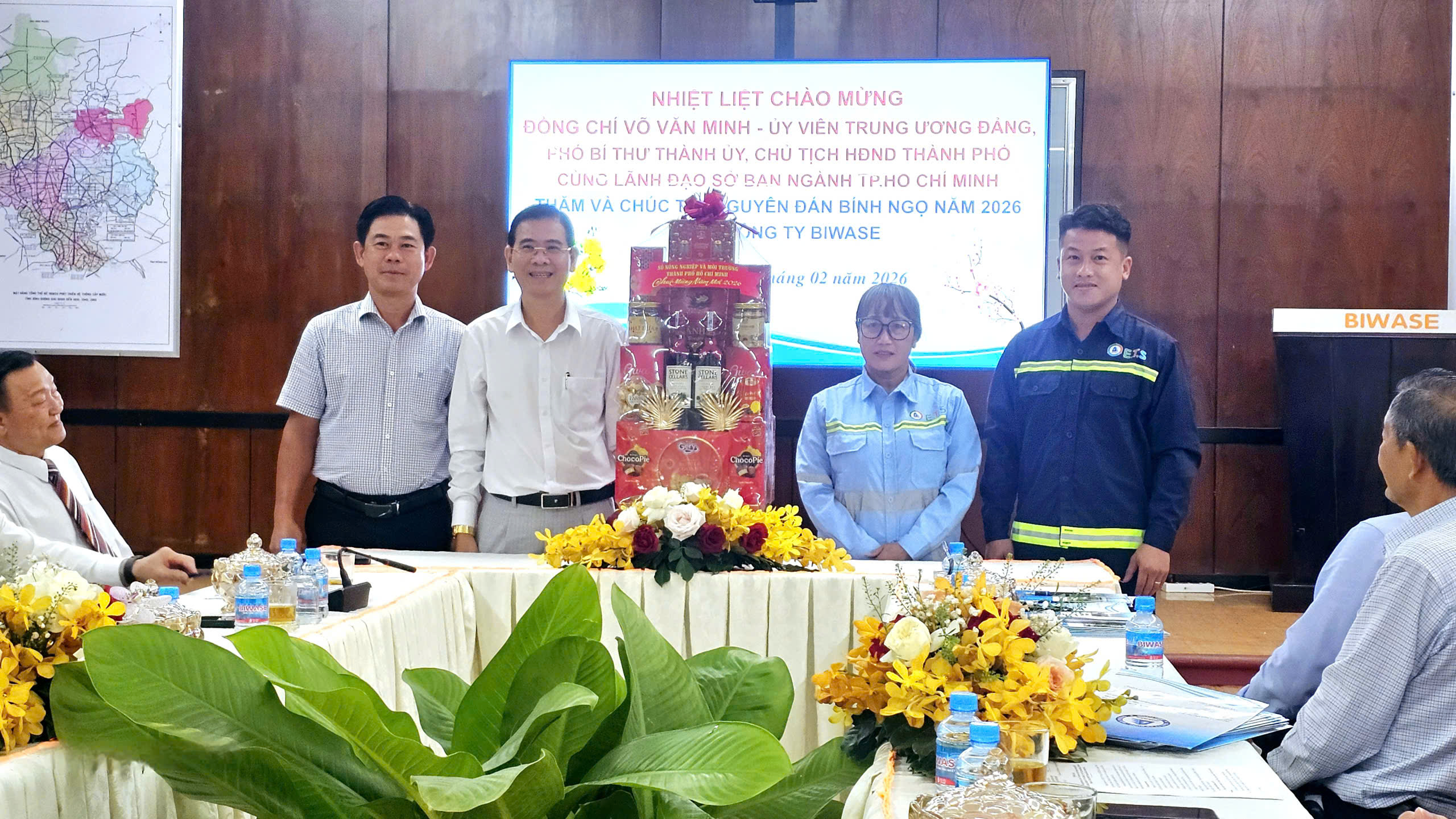 Ph&oacute; B&iacute; thư Th&agrave;nh ủy TPHCM V&otilde; Văn Minh thăm c&ocirc;ng nh&acirc;n v&agrave; bệnh nh&acirc;n ngh&egrave;o dịp Tết 2026 - Ảnh 5.