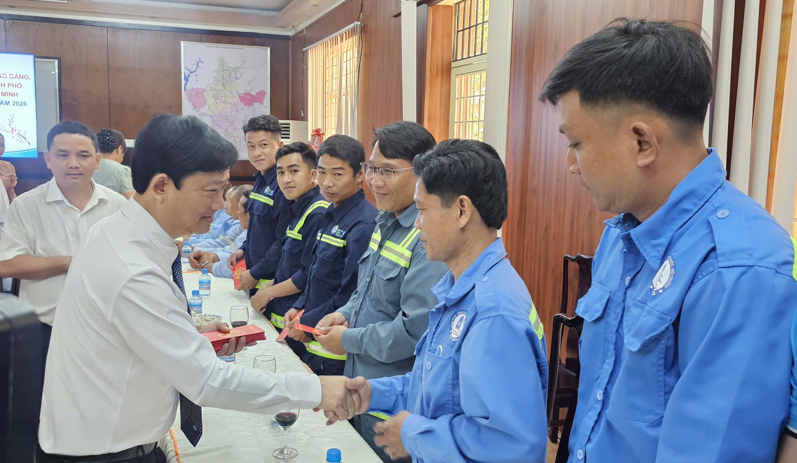 Ph&oacute; B&iacute; thư Th&agrave;nh ủy TPHCM V&otilde; Văn Minh thăm c&ocirc;ng nh&acirc;n v&agrave; bệnh nh&acirc;n ngh&egrave;o dịp Tết 2026 - Ảnh 4.