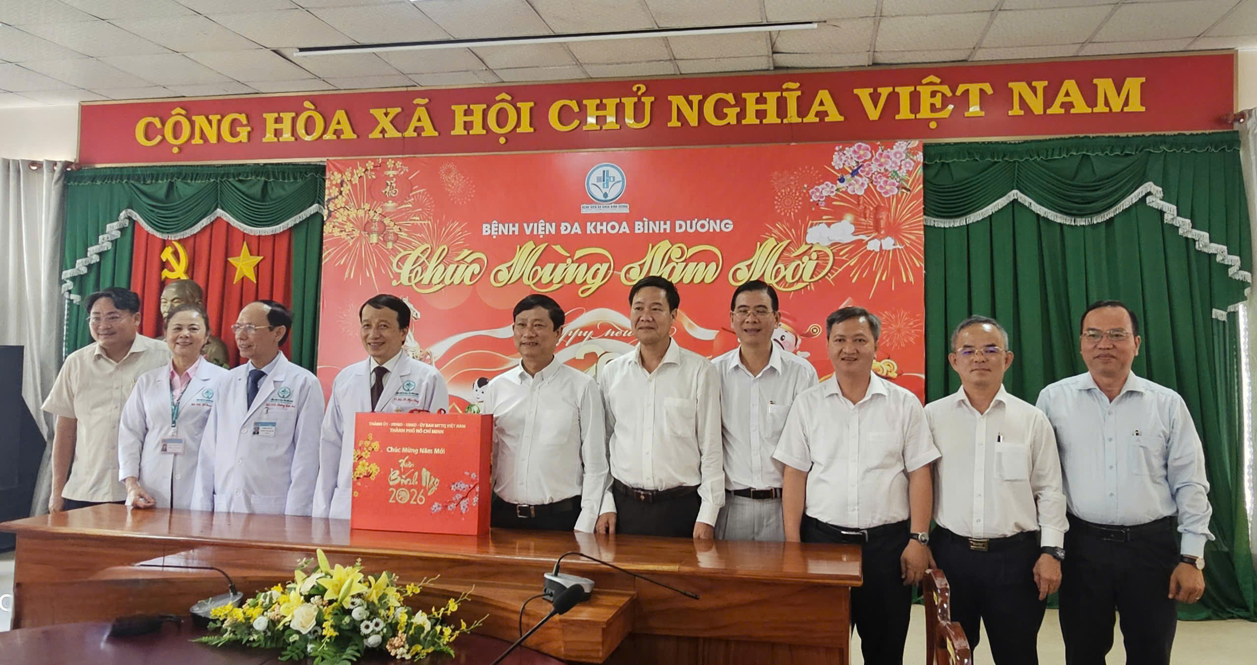 Ph&oacute; B&iacute; thư Th&agrave;nh ủy TPHCM V&otilde; Văn Minh thăm c&ocirc;ng nh&acirc;n v&agrave; bệnh nh&acirc;n ngh&egrave;o dịp Tết 2026 - Ảnh 2.