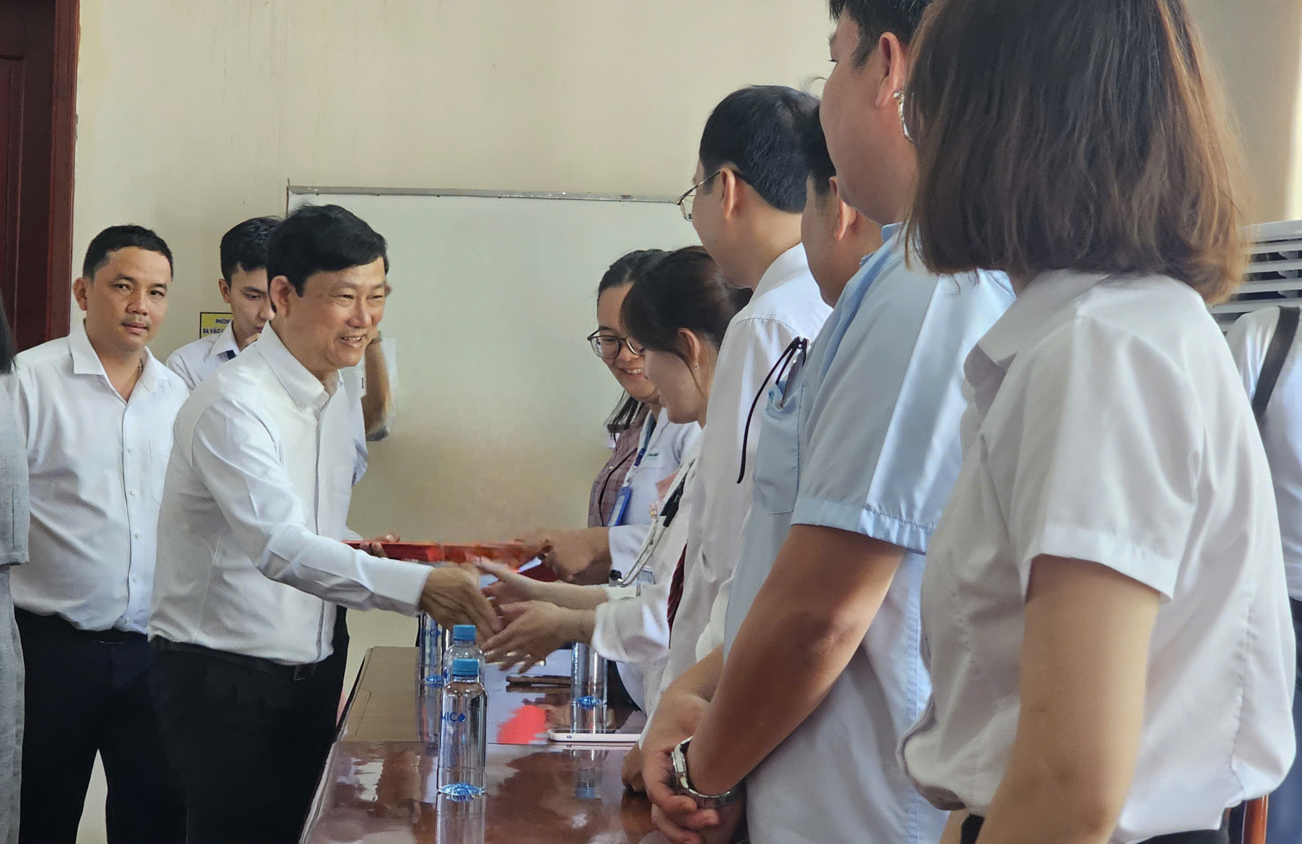 Ph&oacute; B&iacute; thư Th&agrave;nh ủy TPHCM V&otilde; Văn Minh thăm c&ocirc;ng nh&acirc;n v&agrave; bệnh nh&acirc;n ngh&egrave;o dịp Tết 2026 - Ảnh 3.