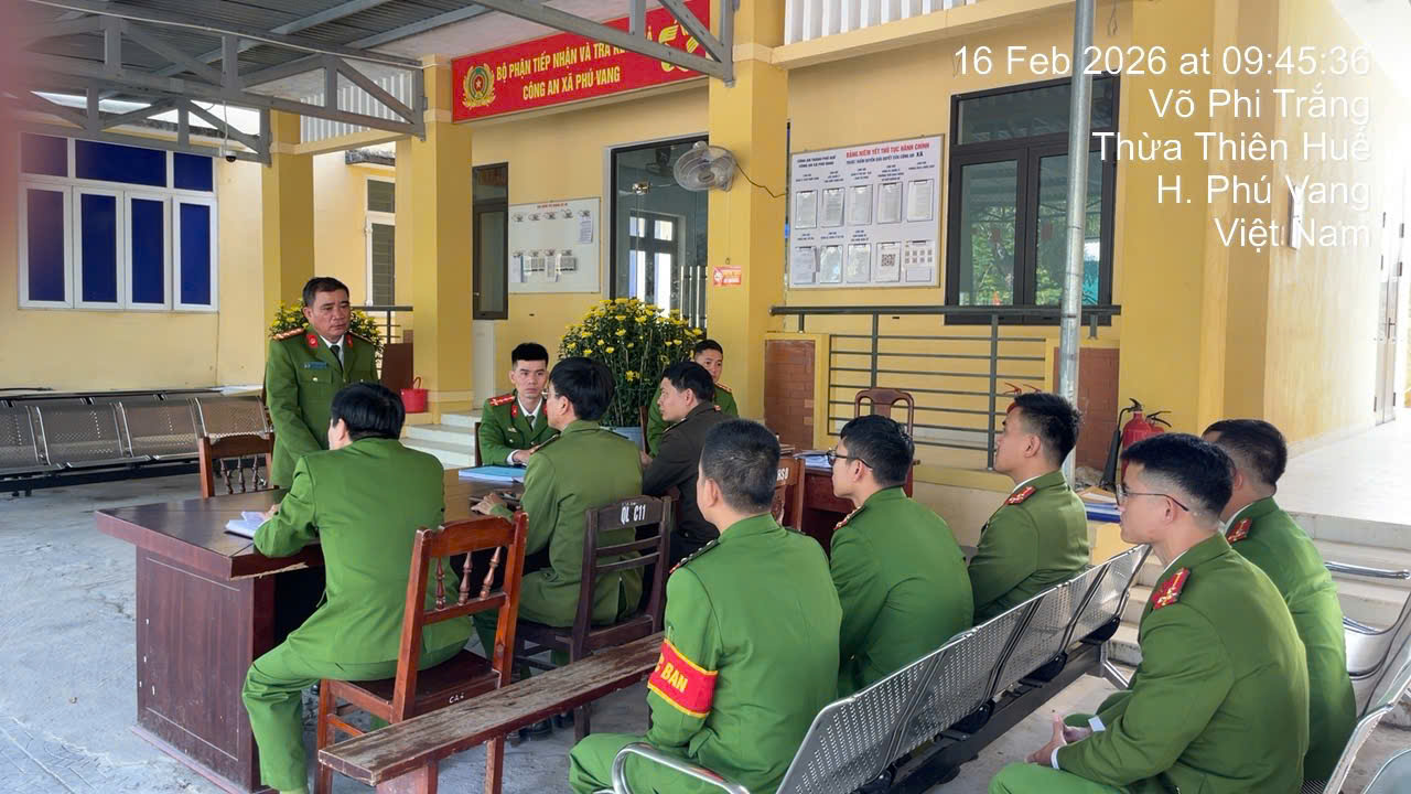 Cận Tết, Giám đốc và Phó Giám đốc công an đến kiểm tra đột xuất công an phường - Ảnh 2.