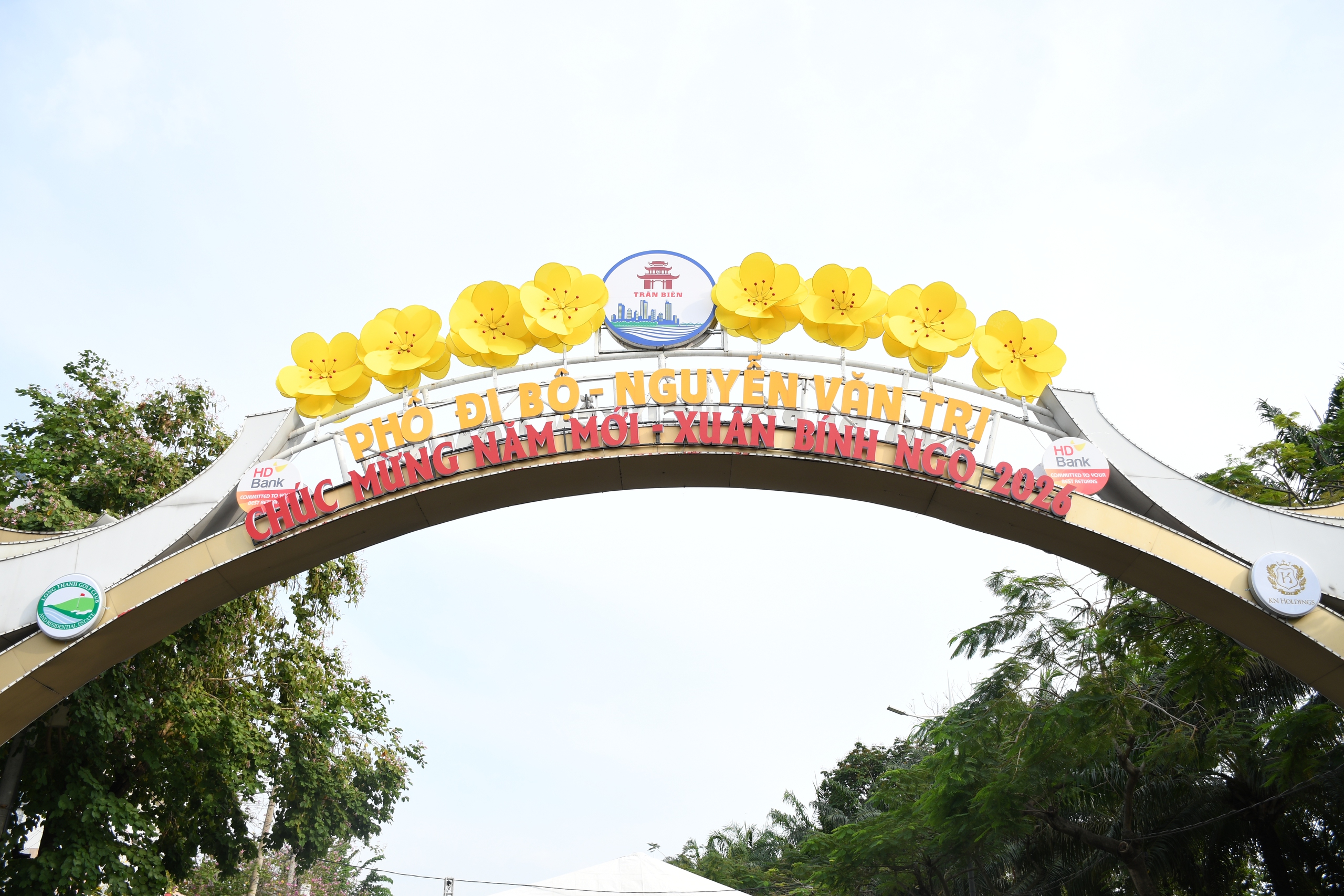 Cận cảnh đường hoa ven s&ocirc;ng Đồng Nai 'vạn người m&ecirc;' - Ảnh 2.