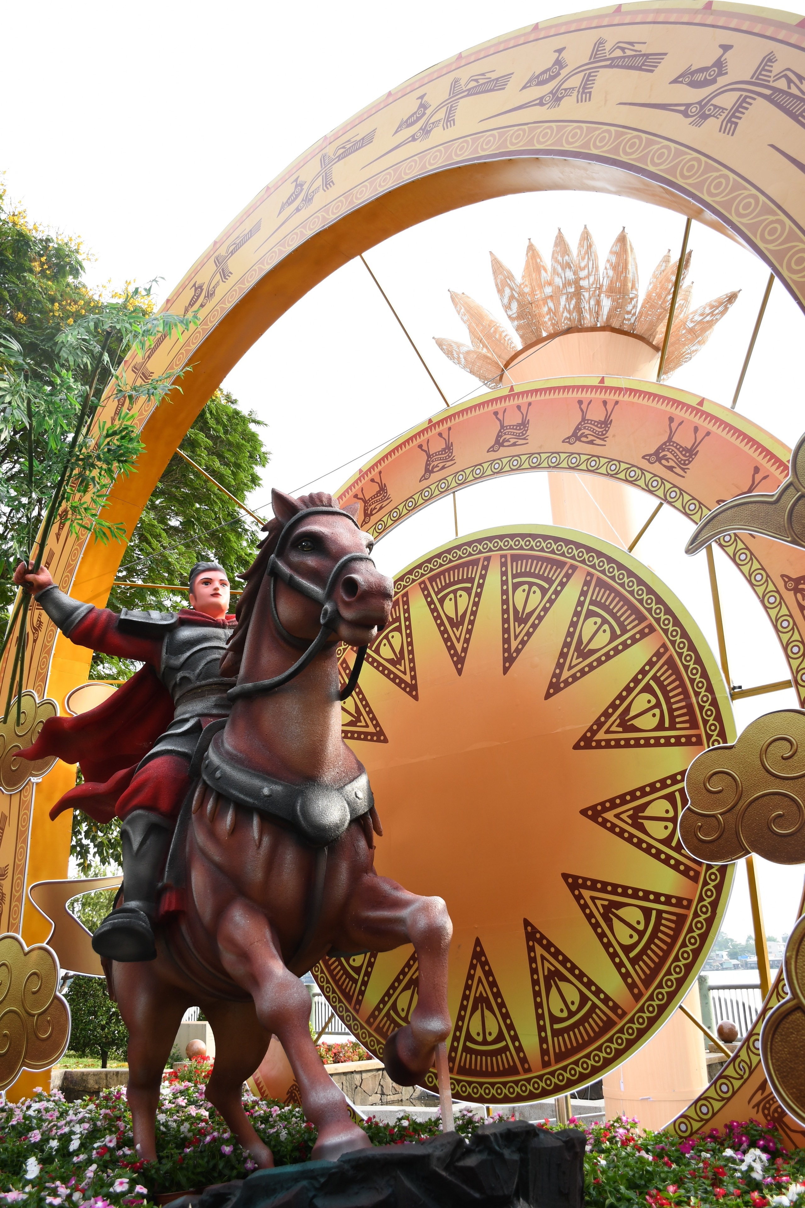 Cận cảnh đường hoa ven s&ocirc;ng Đồng Nai 'vạn người m&ecirc;' - Ảnh 12.