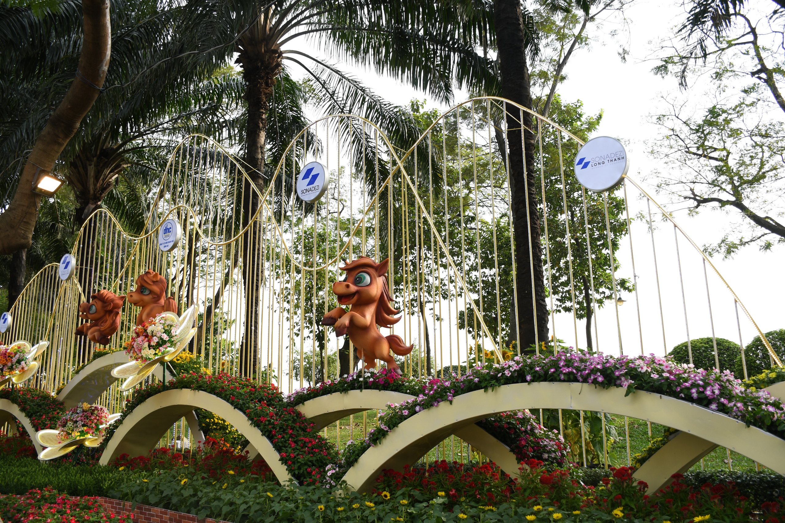 Cận cảnh đường hoa ven s&ocirc;ng Đồng Nai 'vạn người m&ecirc;' - Ảnh 11.