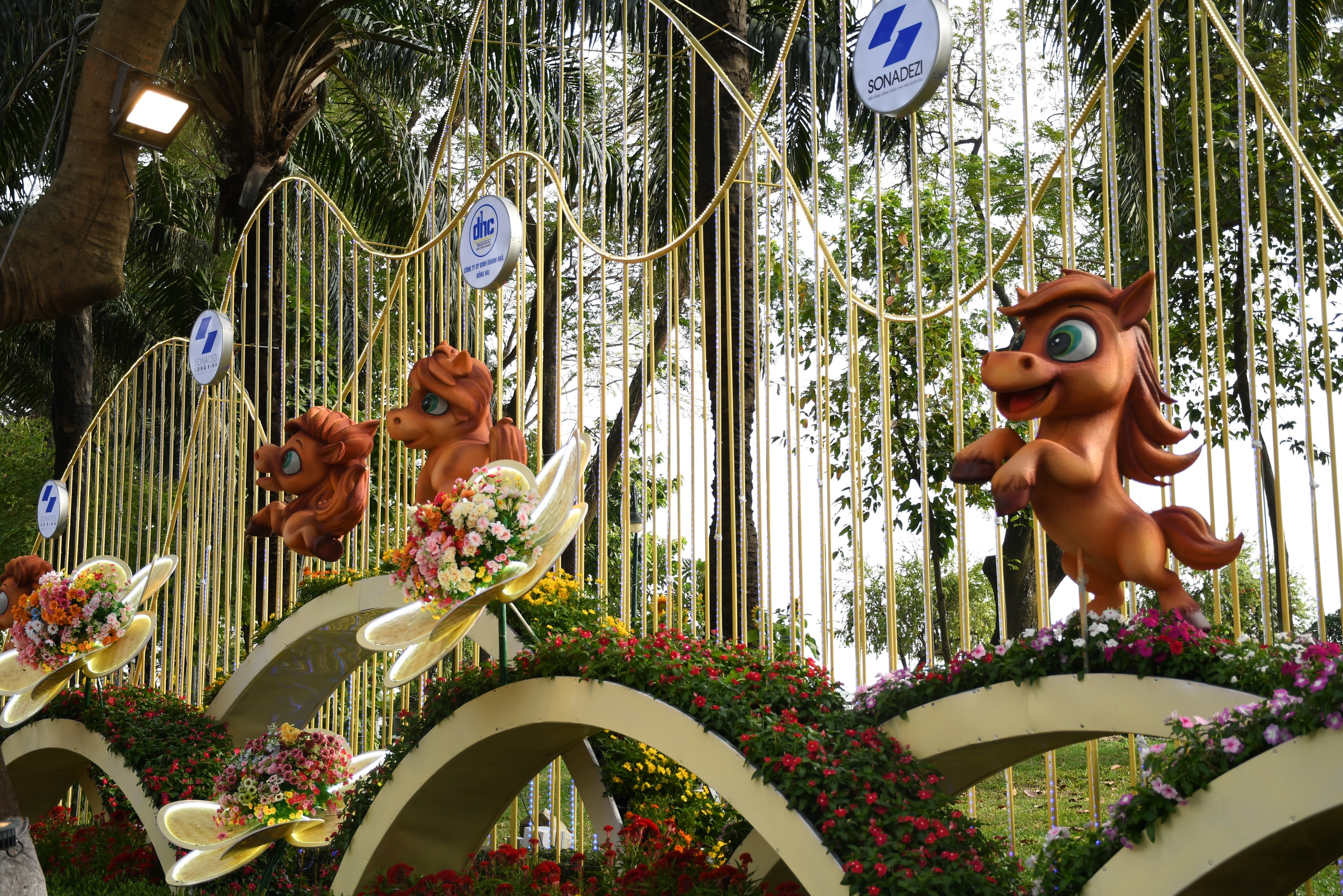 Cận cảnh đường hoa ven s&ocirc;ng Đồng Nai 'vạn người m&ecirc;' - Ảnh 10.