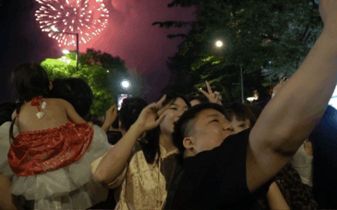 TPHCM bắn ph&aacute;o hoa dịp 51 năm Ng&agrave;y Giải ph&oacute;ng miền Nam, thống nhất đất nước - Ảnh 2.