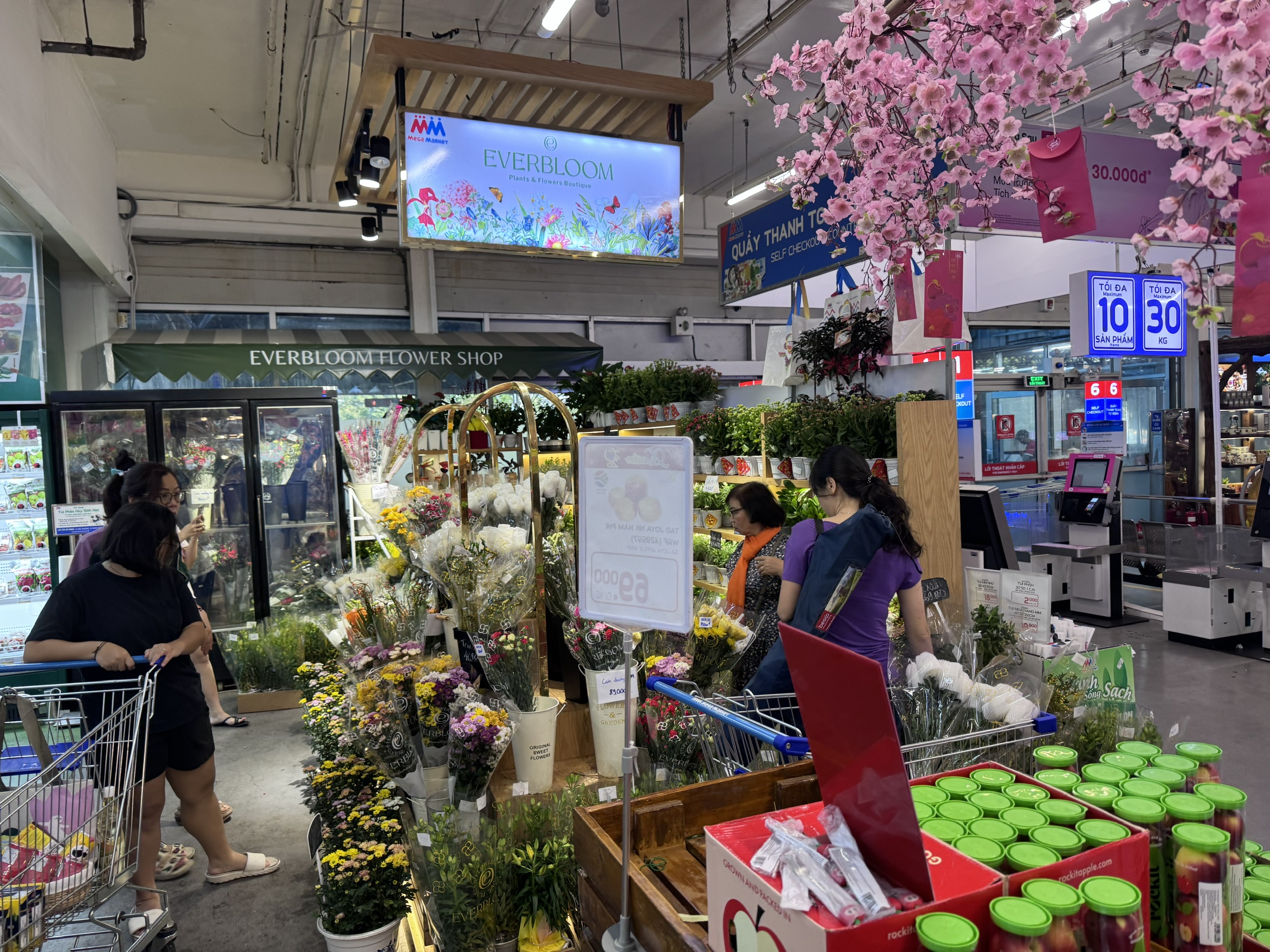 Chợ hoa Tết 2026: Nhiều lô hoa kiểng đã bán hết sạch tại TP HCM - Ảnh 7. Chợ hoa Tết 2026: Nhiều lô hoa kiểng đã bán hết sạch tại TP HCM - Ảnh 7.