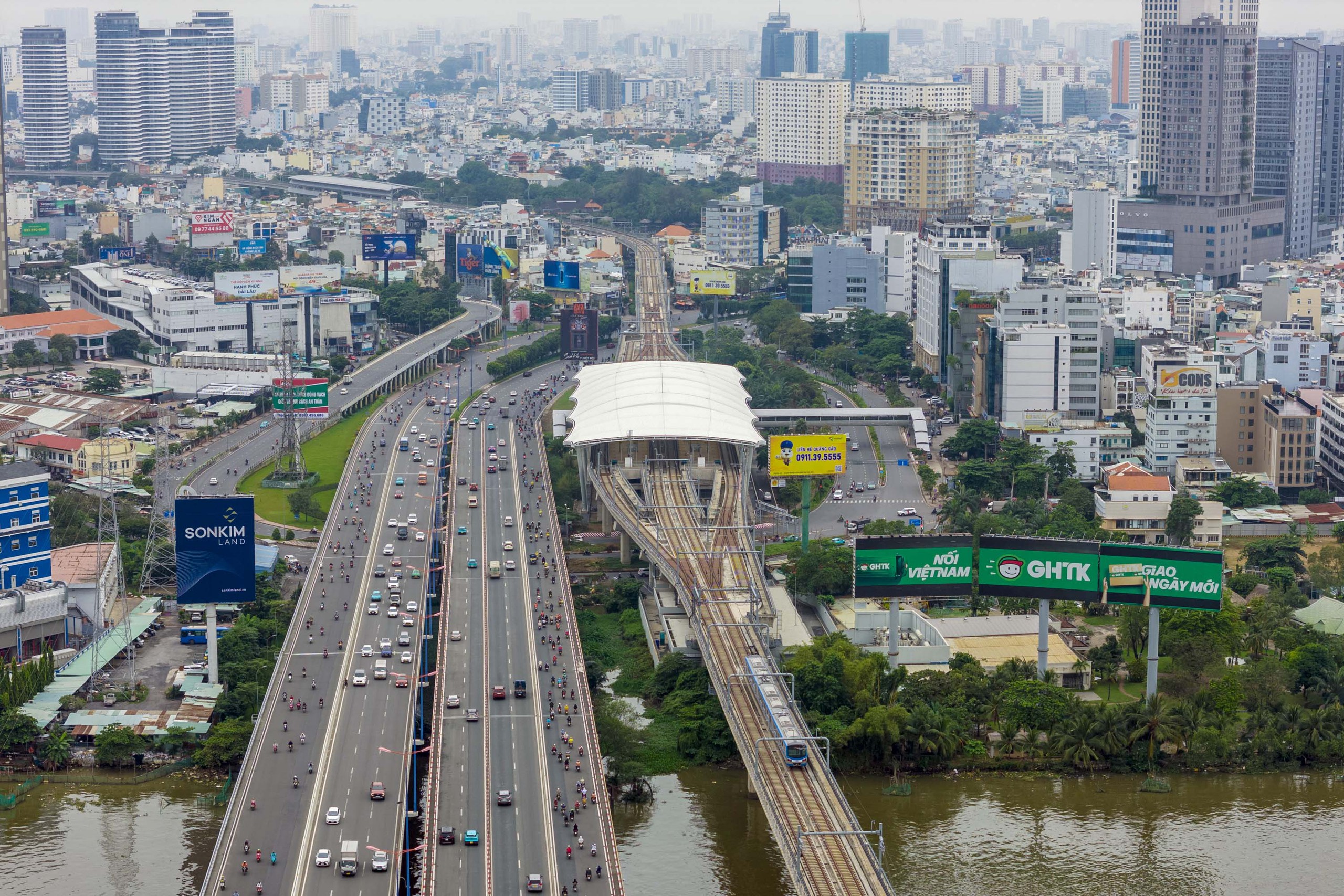 M&ugrave;a xu&acirc;n đầu ti&ecirc;n của si&ecirc;u đ&ocirc; thị TPHCM - Ảnh 2.