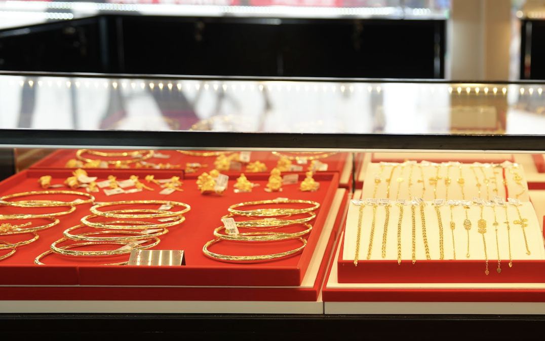 Gi&aacute; v&agrave;ng SJC giảm tiếp trong bối cảnh thị trường v&agrave;ng 2026 - Ảnh 1.