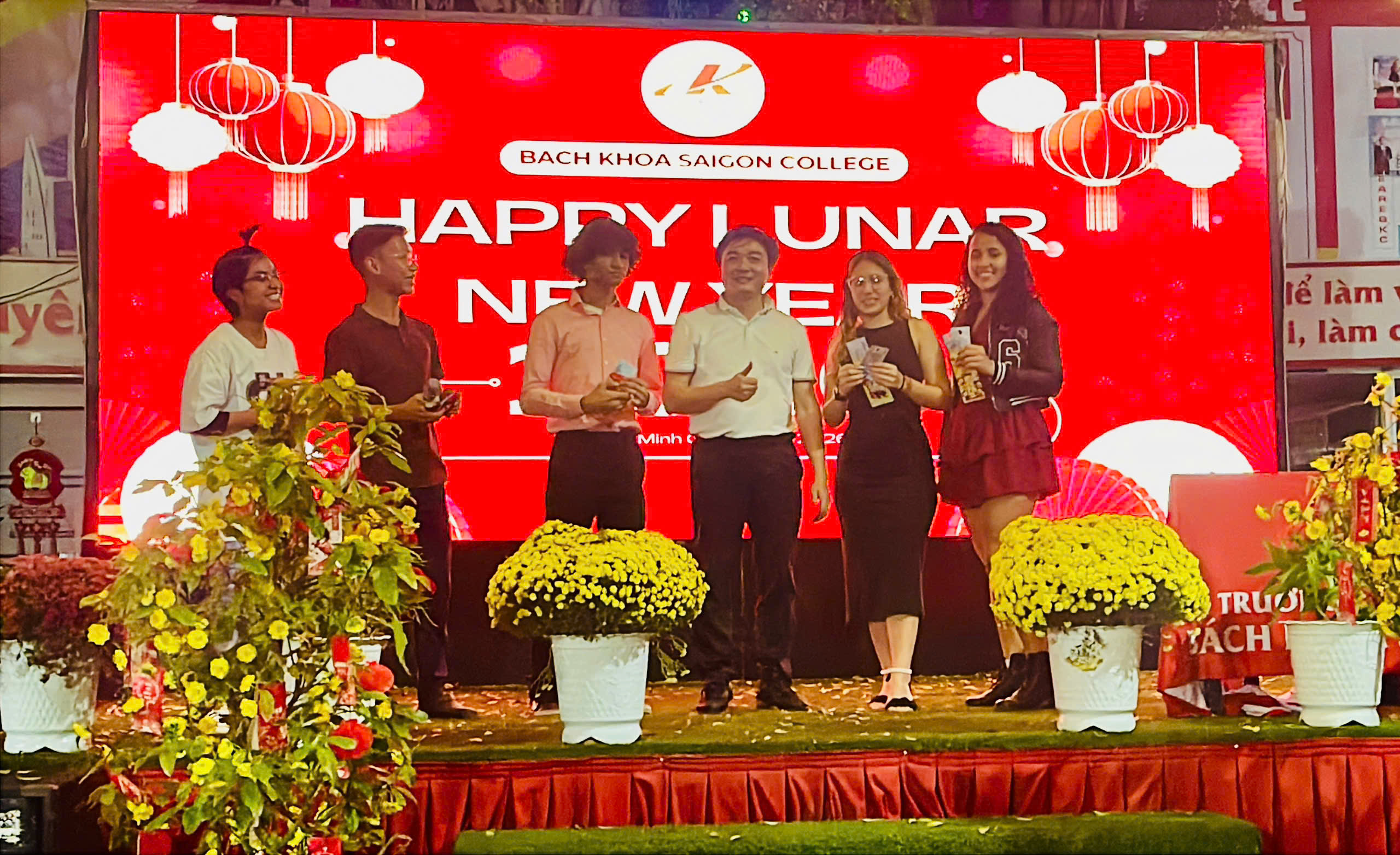 Thầy hiệu trưởng v&agrave;o bếp nấu ăn, đ&oacute;n giao thừa c&ugrave;ng sinh vi&ecirc;n - Ảnh 4.