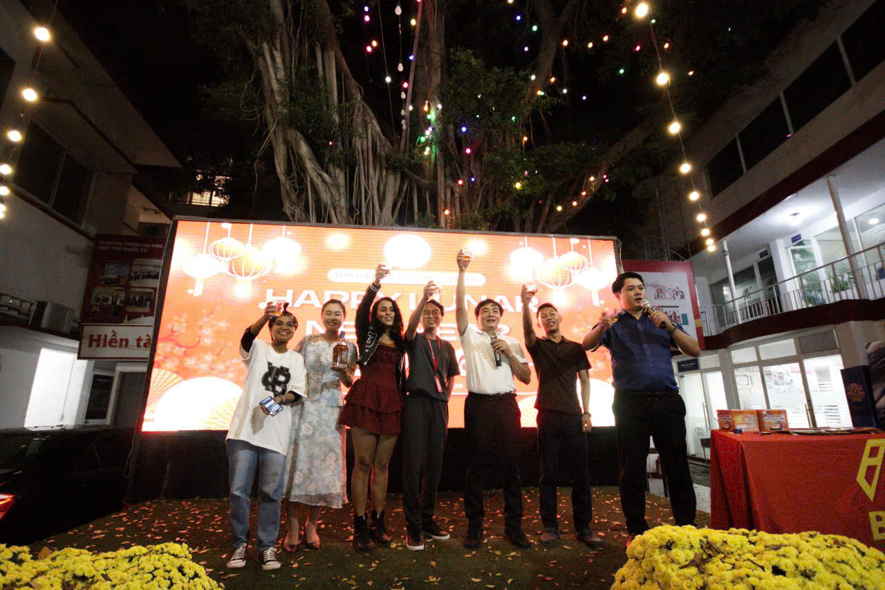 Thầy hiệu trưởng v&agrave;o bếp nấu ăn, đ&oacute;n giao thừa c&ugrave;ng sinh vi&ecirc;n - Ảnh 6.