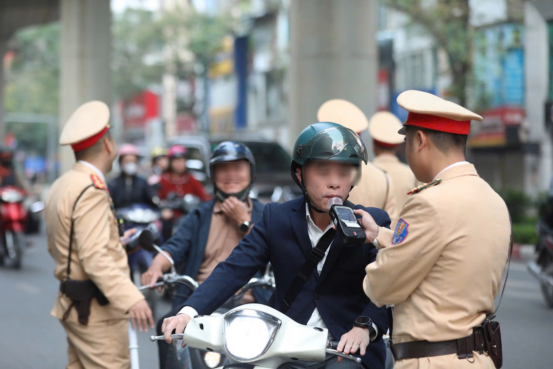 Ra quân vào mùng 1 Tết, CSGT phát hiện 1.570 trường hợp vi phạm nồng độ cồn - Ảnh 1.