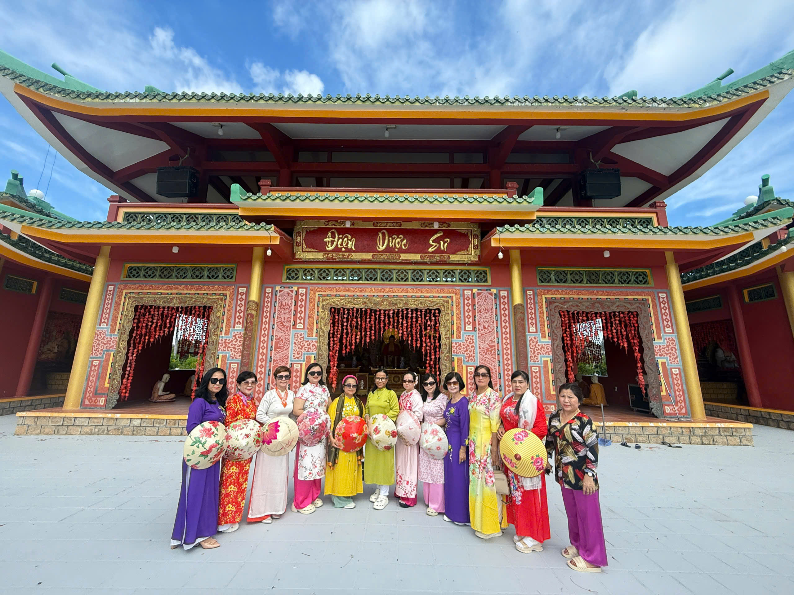 Mùng 1 Tết, “biển người” đổ về Miếu Bà Chúa Xứ núi Sam - Ảnh 11.