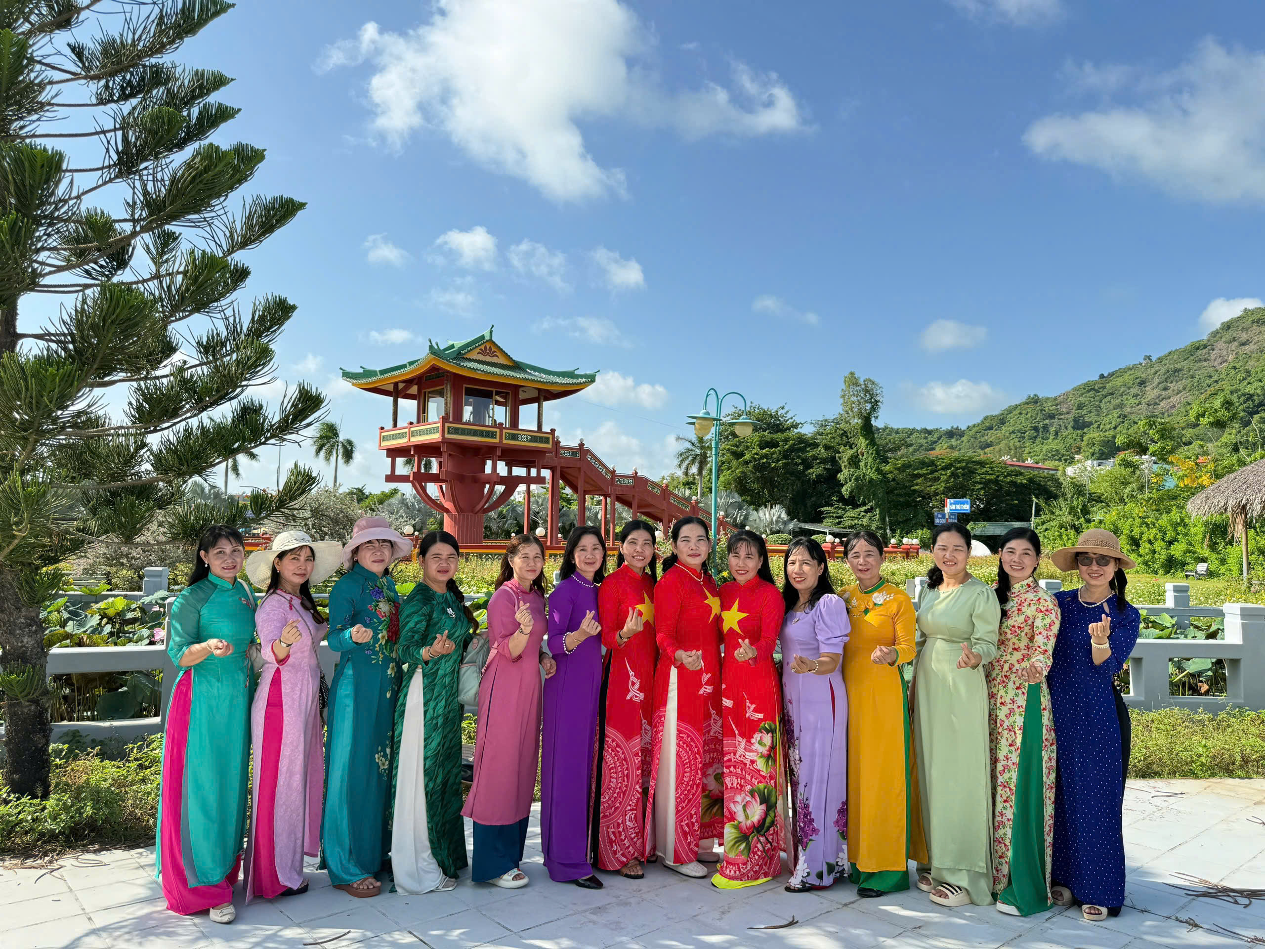 Mùng 1 Tết, “biển người” đổ về Miếu Bà Chúa Xứ núi Sam - Ảnh 13.