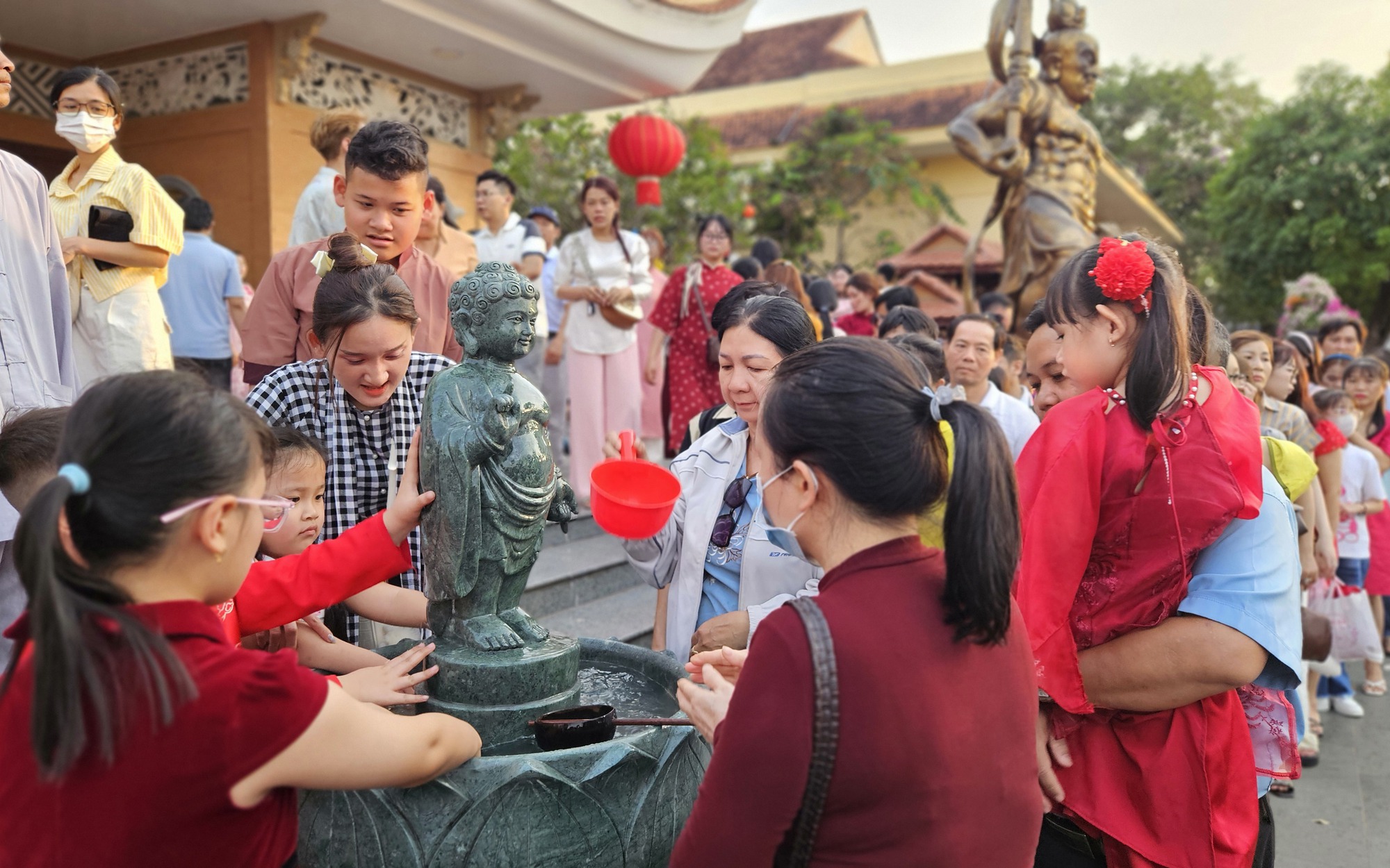 Người d&acirc;n C&agrave; Mau v&agrave; Đồng Th&aacute;p chen ch&acirc;n cầu b&igrave;nh an ng&agrave;y Tết 2026 - Ảnh 10.