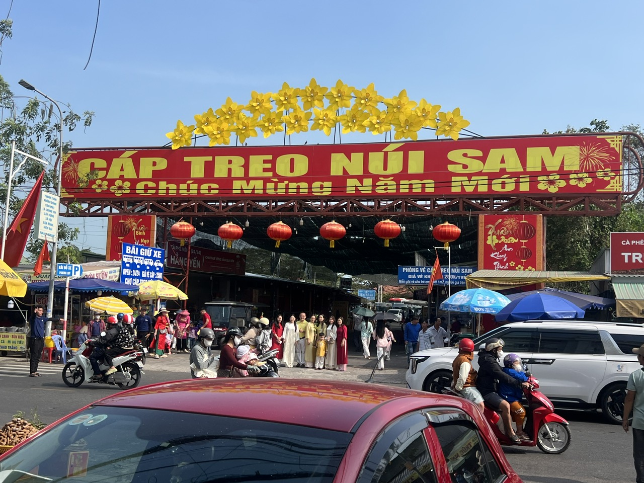 Mùng 1 Tết, “biển người” đổ về Miếu Bà Chúa Xứ núi Sam - Ảnh 4.