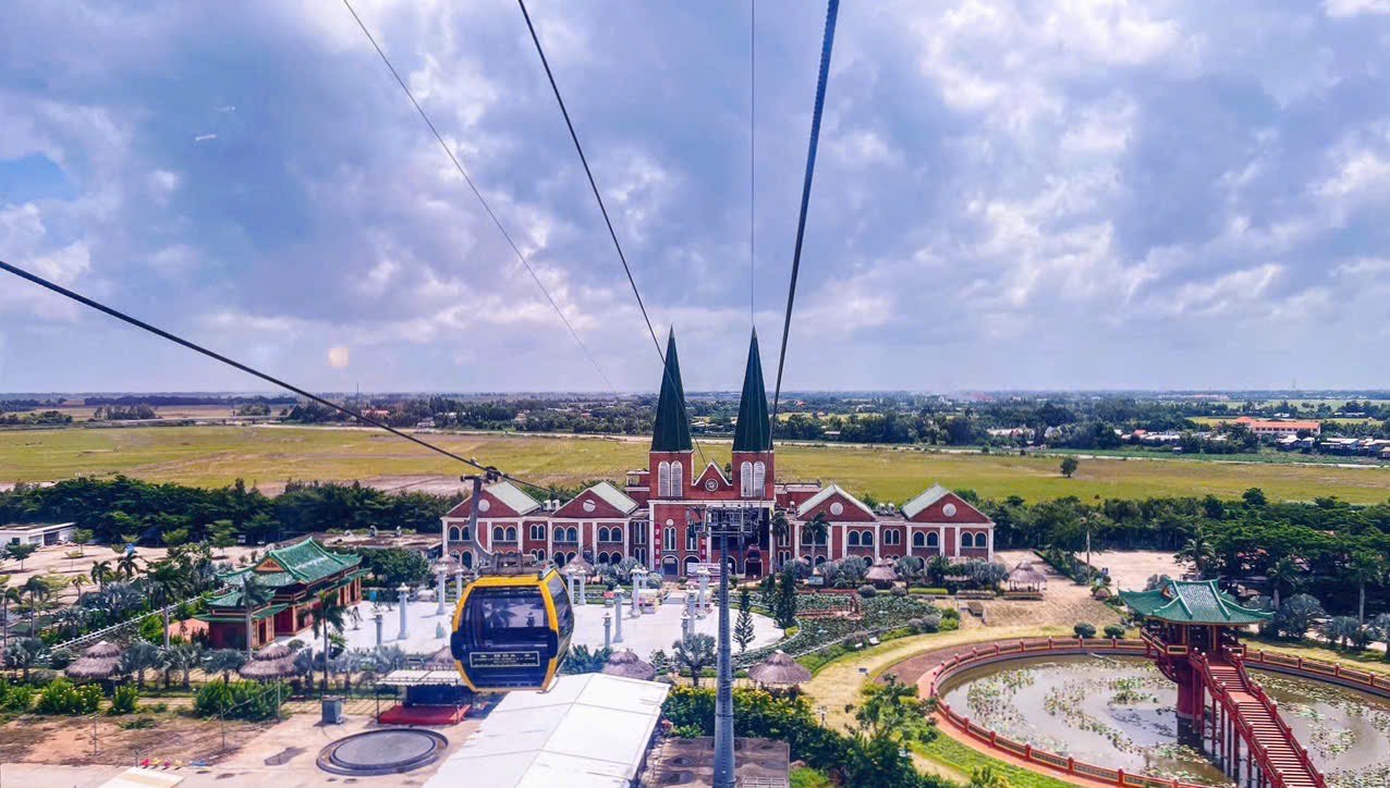 Mùng 1 Tết, “biển người” đổ về Miếu Bà Chúa Xứ núi Sam - Ảnh 6.