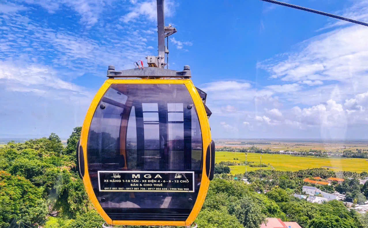 Mùng 1 Tết, “biển người” đổ về Miếu Bà Chúa Xứ núi Sam - Ảnh 5.