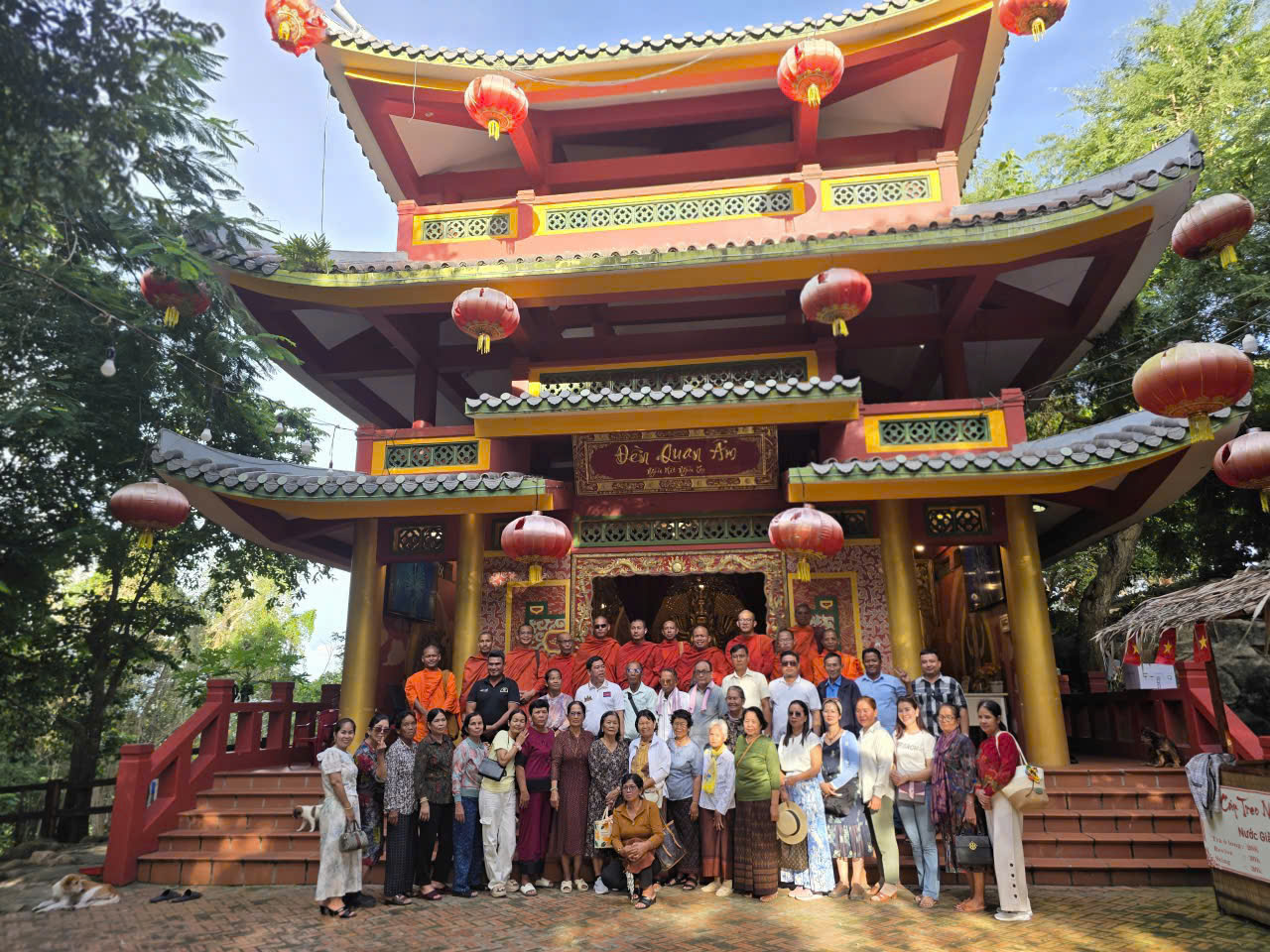 Mùng 1 Tết, “biển người” đổ về Miếu Bà Chúa Xứ núi Sam - Ảnh 9.