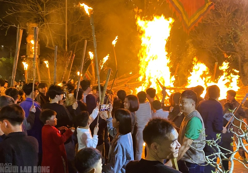 Cả làng ở Thanh Hóa rủ nhau ra đình làng xin lửa đêm Giao thừa - Ảnh 1.