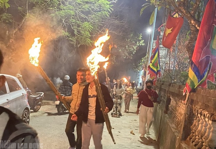 Cả làng ở Thanh Hóa rủ nhau ra đình làng xin lửa đêm Giao thừa - Ảnh 2.