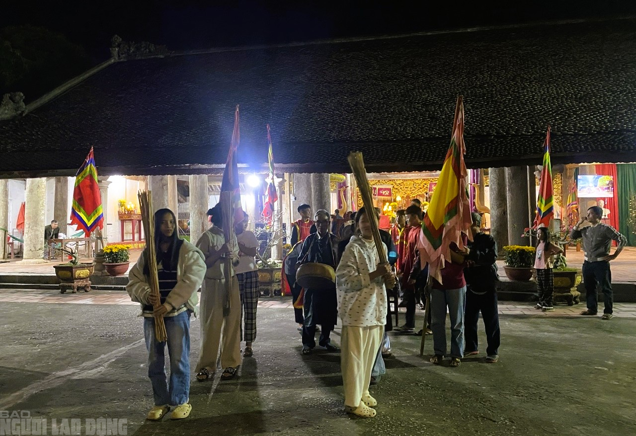 Cả làng ở Thanh Hóa rủ nhau ra đình làng xin lửa đêm Giao thừa - Ảnh 3.