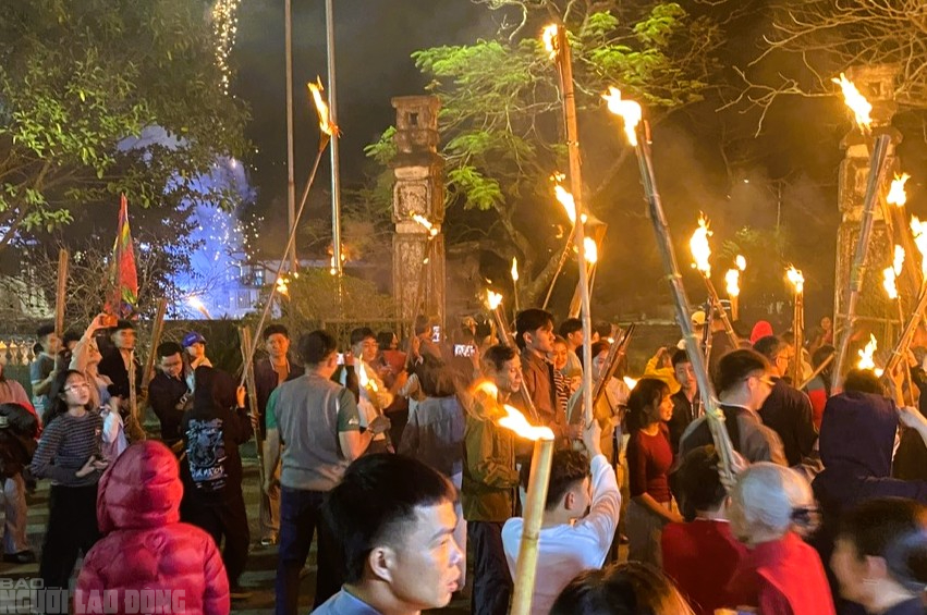 Cả làng ở Thanh Hóa rủ nhau ra đình làng xin lửa đêm Giao thừa - Ảnh 7.