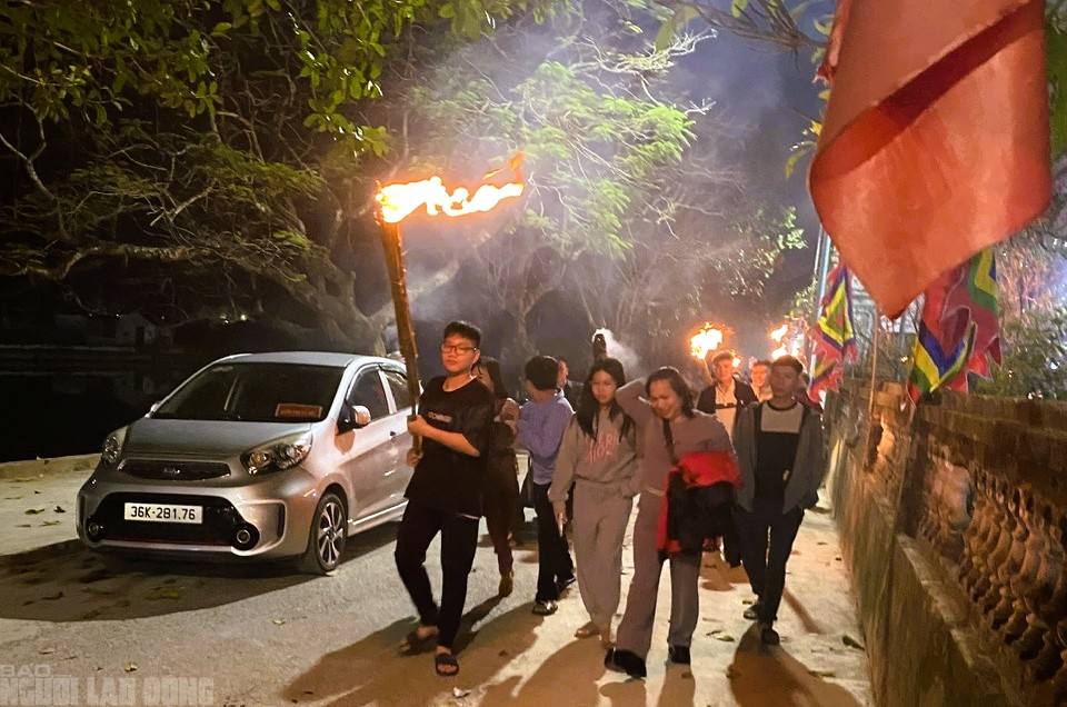 Cả làng ở Thanh Hóa rủ nhau ra đình làng xin lửa đêm Giao thừa - Ảnh 11.