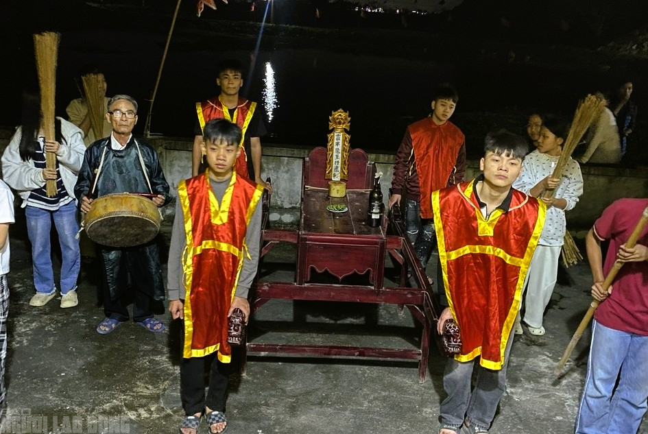 Cả làng ở Thanh Hóa rủ nhau ra đình làng xin lửa đêm Giao thừa - Ảnh 4.