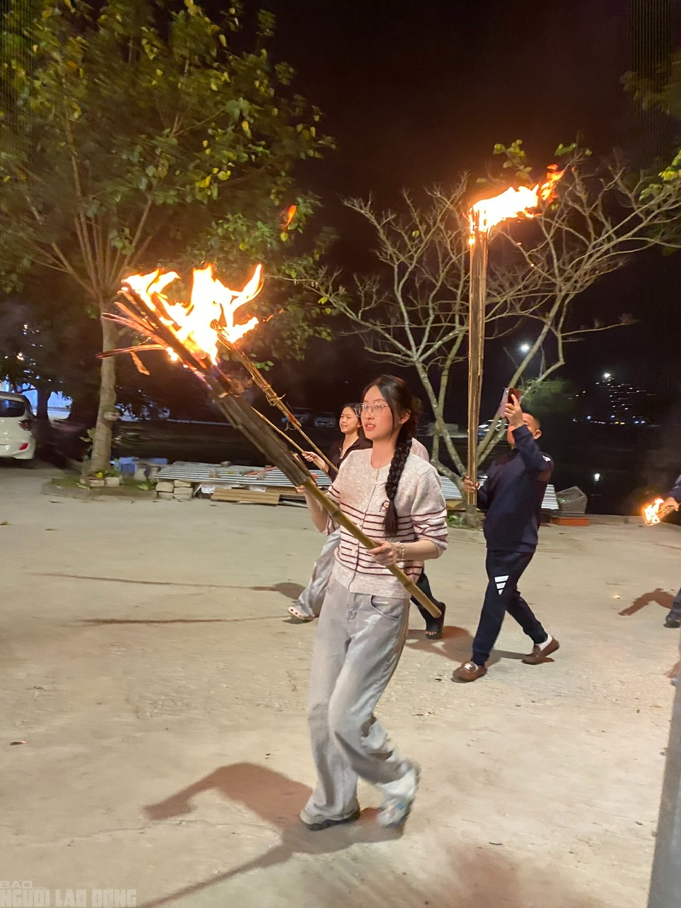 Cả làng ở Thanh Hóa rủ nhau ra đình làng xin lửa đêm Giao thừa - Ảnh 8.