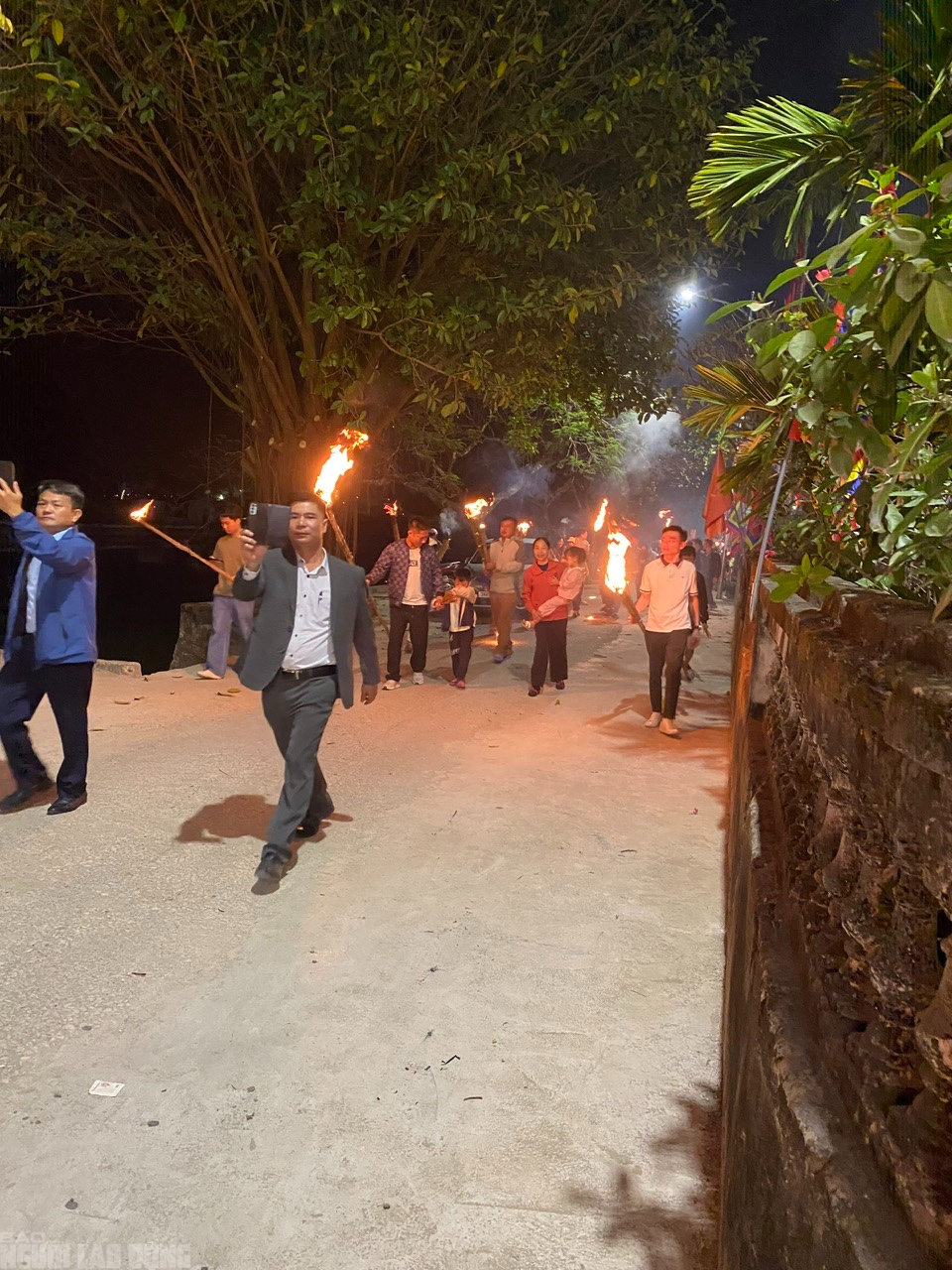 Cả làng ở Thanh Hóa rủ nhau ra đình làng xin lửa đêm Giao thừa - Ảnh 10.