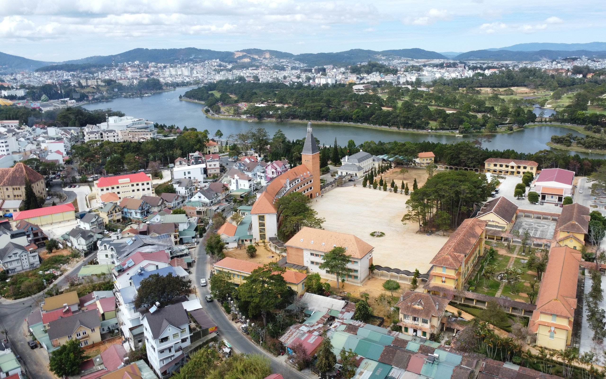 Ng&ocirc;i trường gần 100 năm ở Đ&agrave; Lạt l&agrave; di t&iacute;ch cấp quốc gia - Ảnh 1.