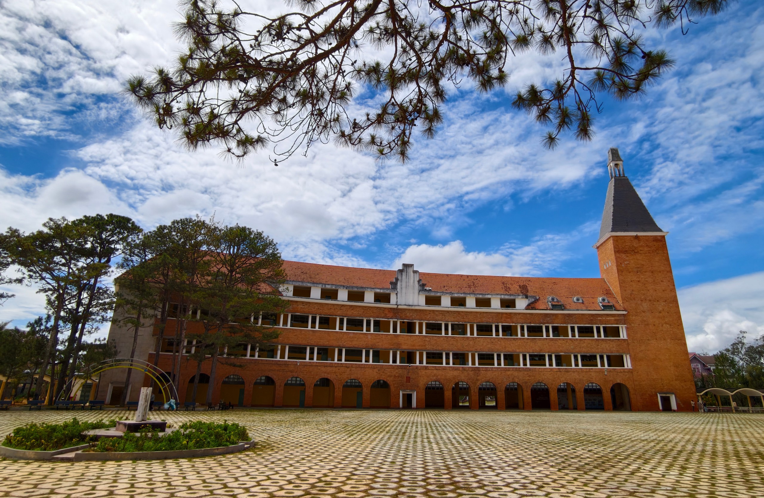 Ng&ocirc;i trường gần 100 năm ở Đ&agrave; Lạt l&agrave; di t&iacute;ch cấp quốc gia - Ảnh 7.